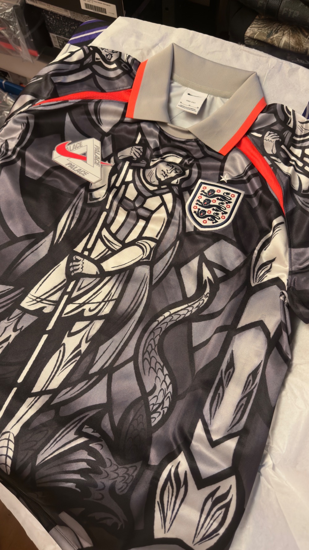 England x Palace x Nike Camiseta Football Jersey Pewter Grey Bright Crimson — M, Novo