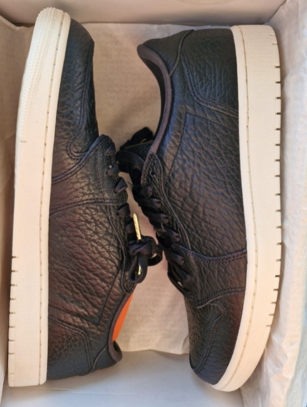 Air Jordan 1 Retro Low Black Sail (2025) — 42, Novo