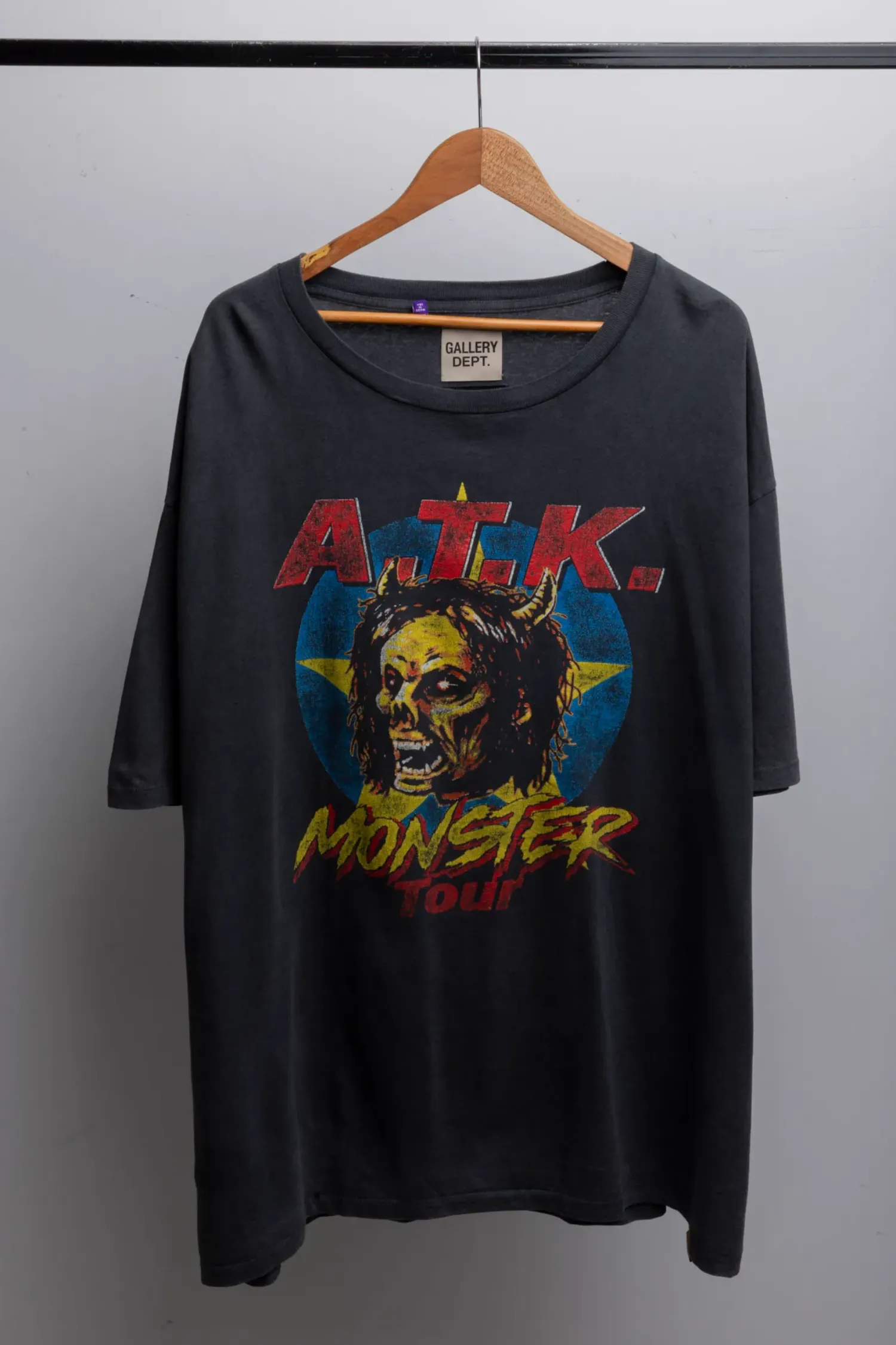 Camiseta Gallery Dept. ATK Monster Tour Vintage Black — XXG, Novo