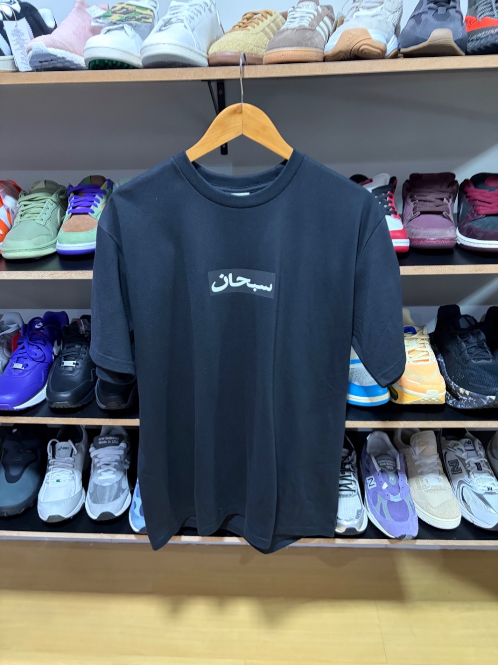 Camiseta Supreme Arabic Box Logo Black SS26-W1 — M, Novo