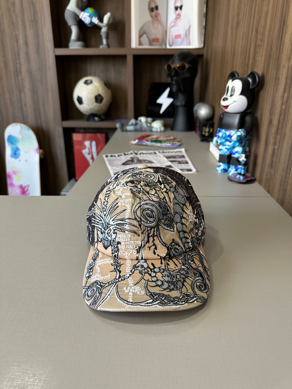 Boné Supreme Wombat Embroidered Mesh Back 6-Panel Tan SS26-W17 — Único, Novo