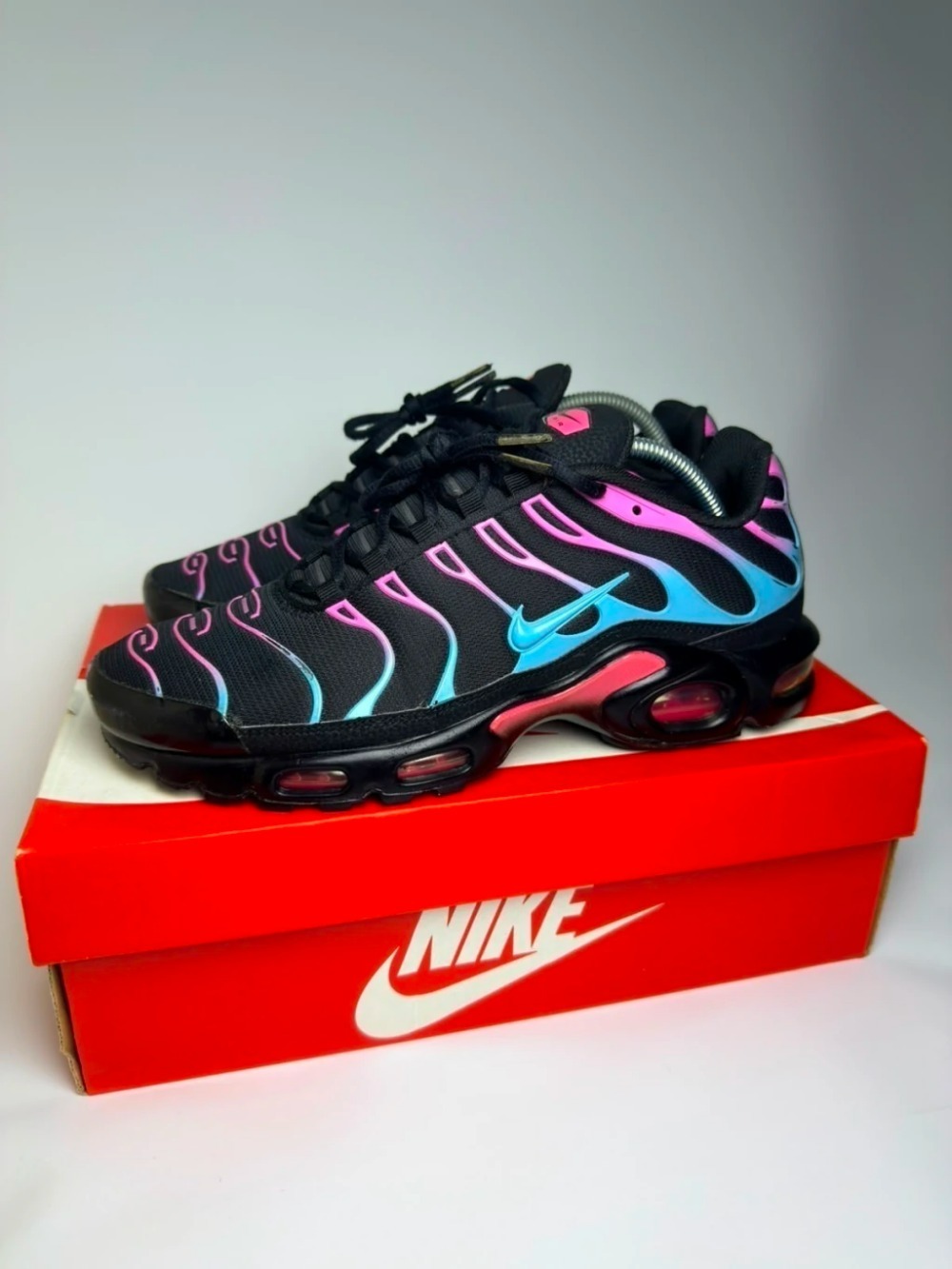 Nike Air Max Plus Miami Vice — 42, Usado