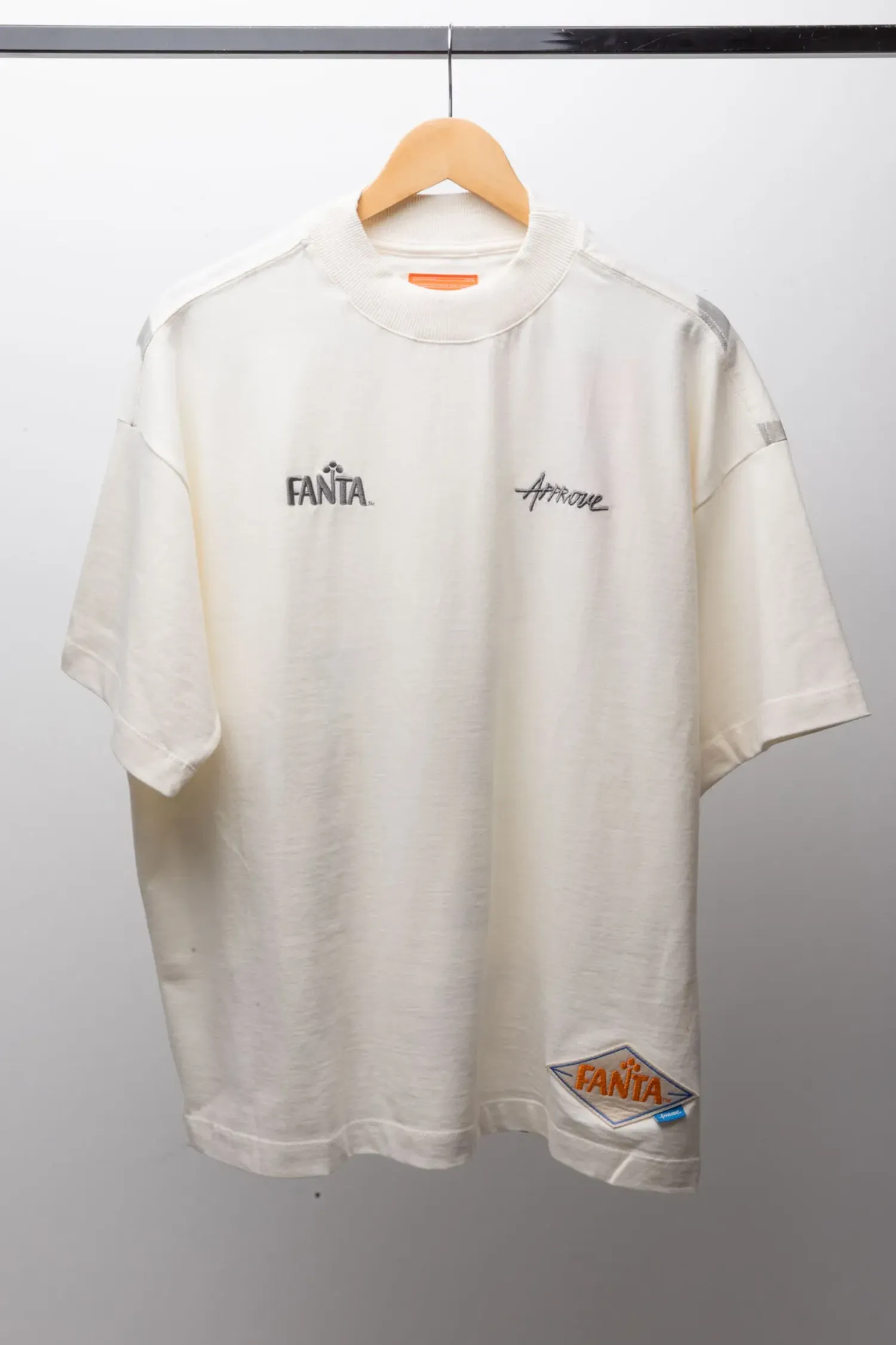 Fanta x Approve Camiseta Huge Delicious Off White — P / M, Novo