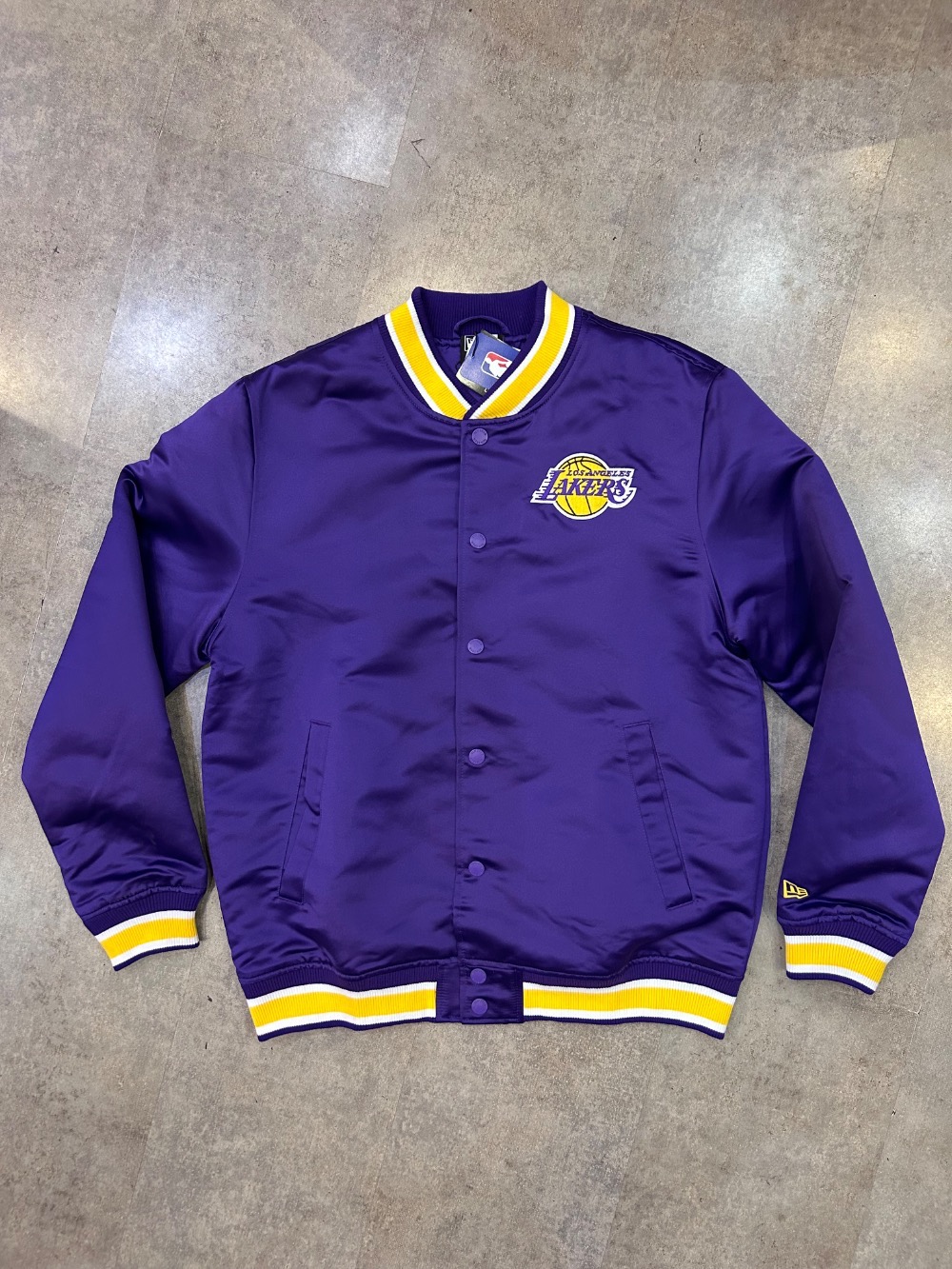 Jaqueta New Era Varsity Satin Los Angeles Lakers — M / G, Novo