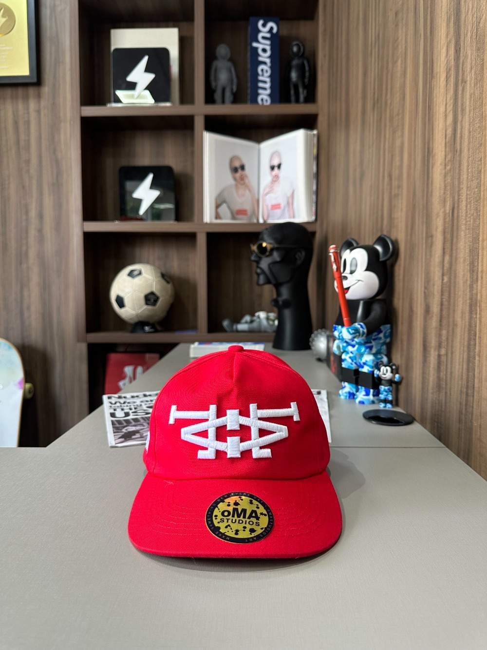 Boné oMA Studios LA Side Red — Único, Novo