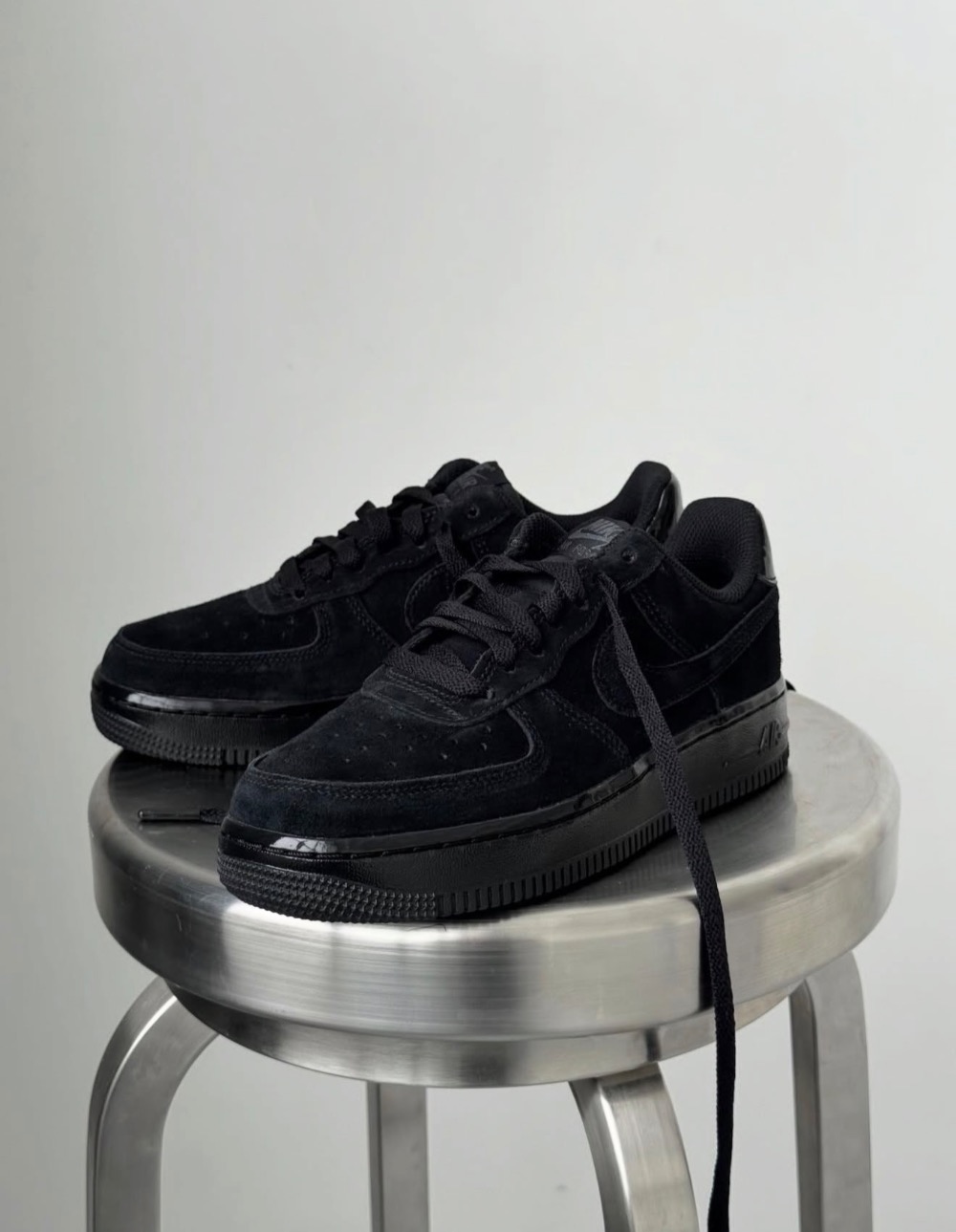 Nike Air Force 1 Low Triple Black Suede — 36, Novo
