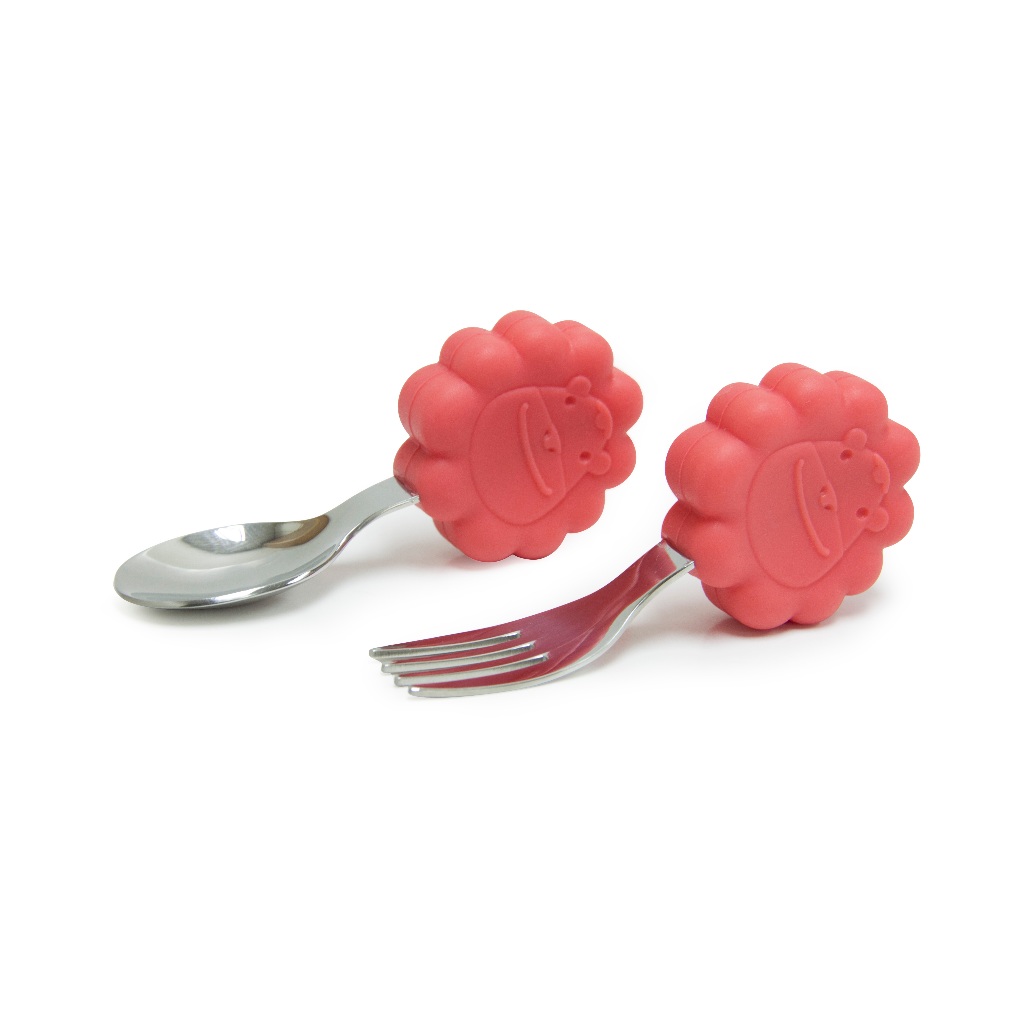 PRIMEIRO JOGO DE COLHER E GARFO LEÃO MARCUS (EM SILICONE E INOX)