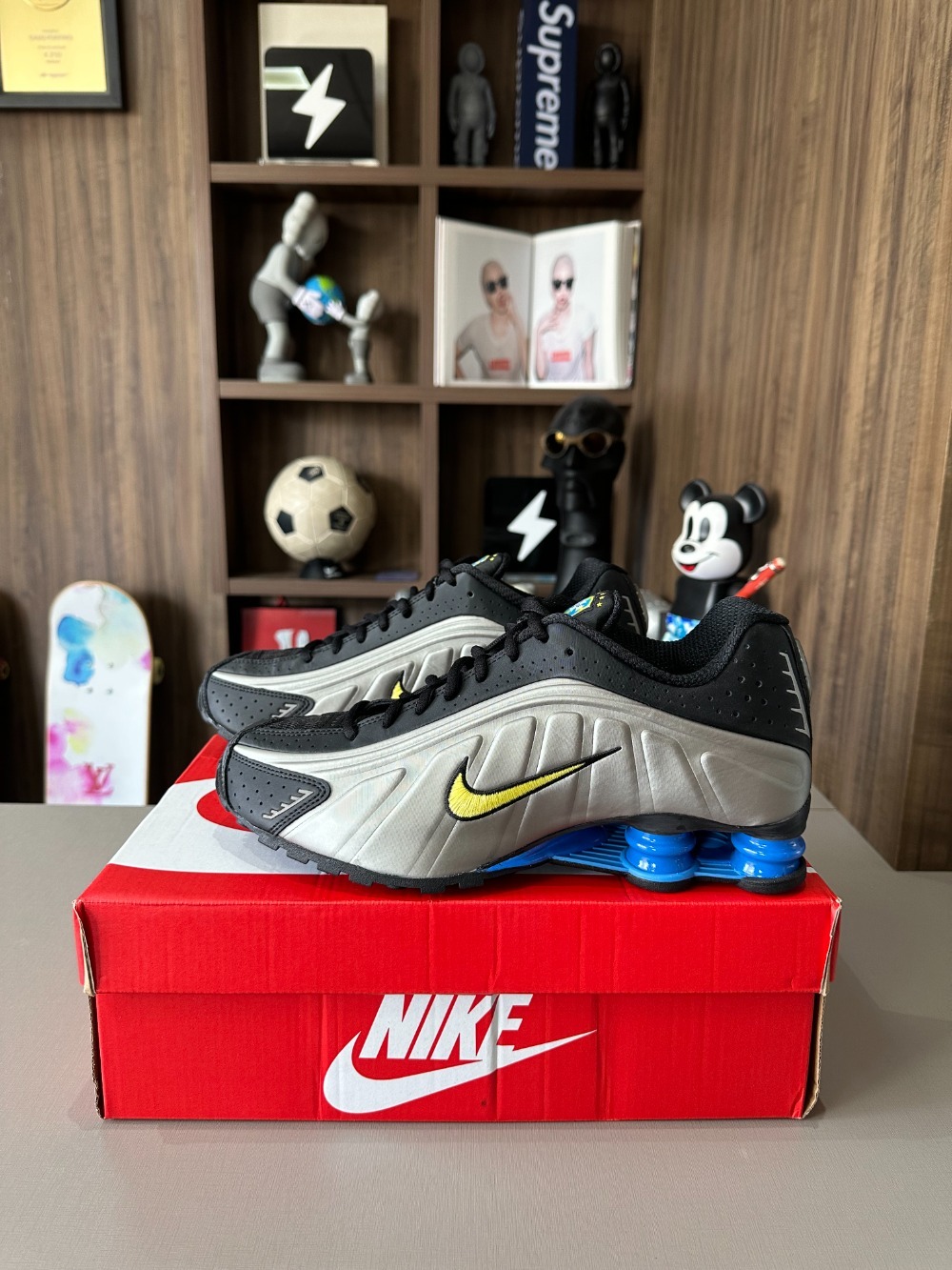 Nike Shox R4 Brazil (Kit Seleção 2026) — 40.5, Novo