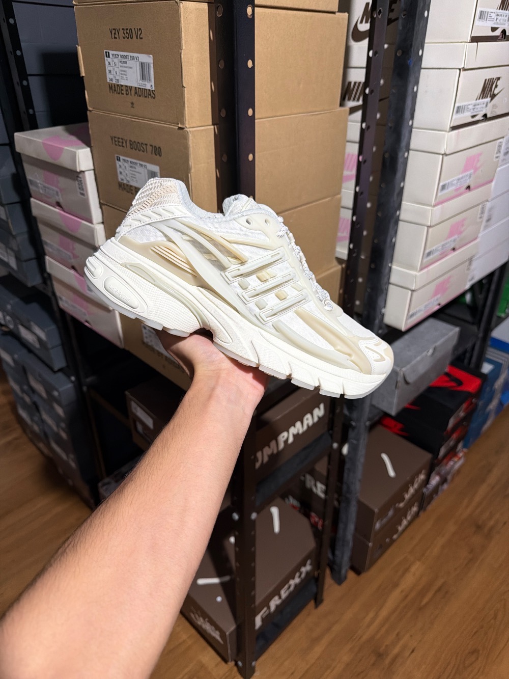 Pharrell Williams x adidas Adistar Jellyfish Chalk White — 42, Novo