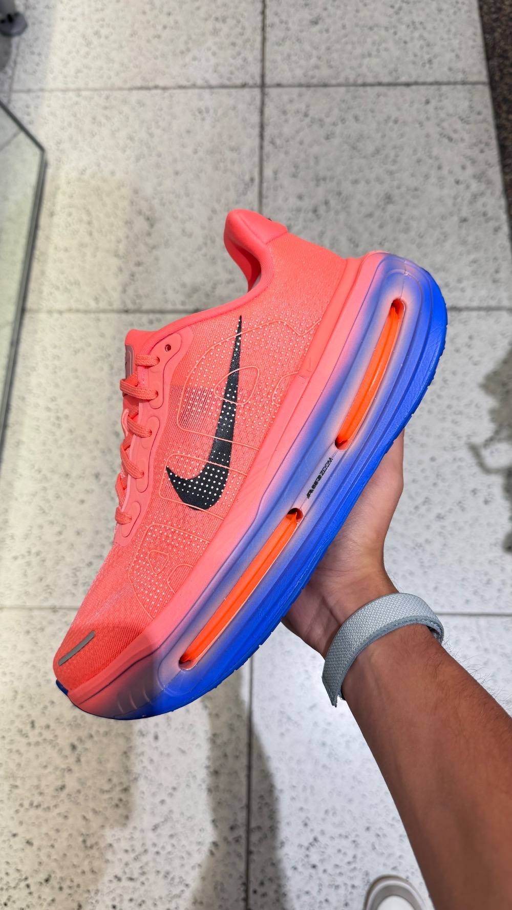 Nike Vomero Premium Atomic Pink Racer Blue Crimson Tint Black — 43, Novo