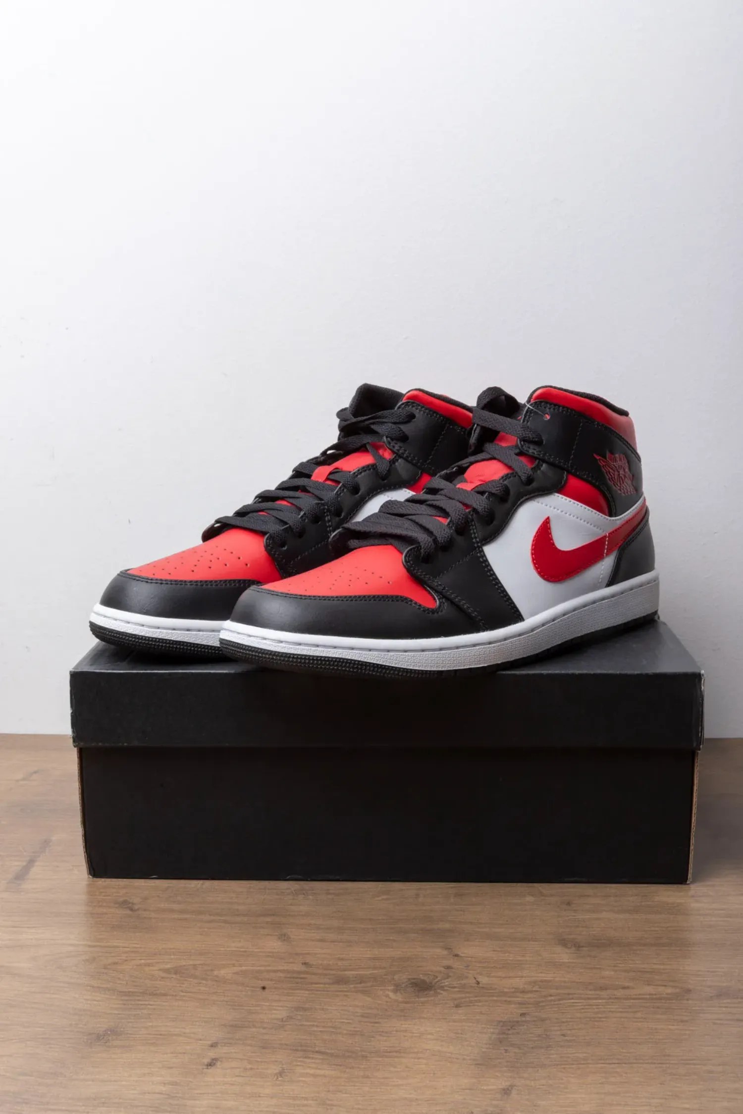 Air Jordan 1 Mid Bred Toe — 43, Novo