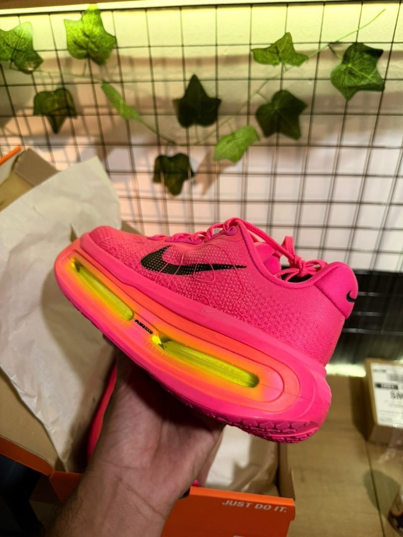 Foto 2 de Nike Vomero Premium Hyper Pink Black — 35.5, Novo
