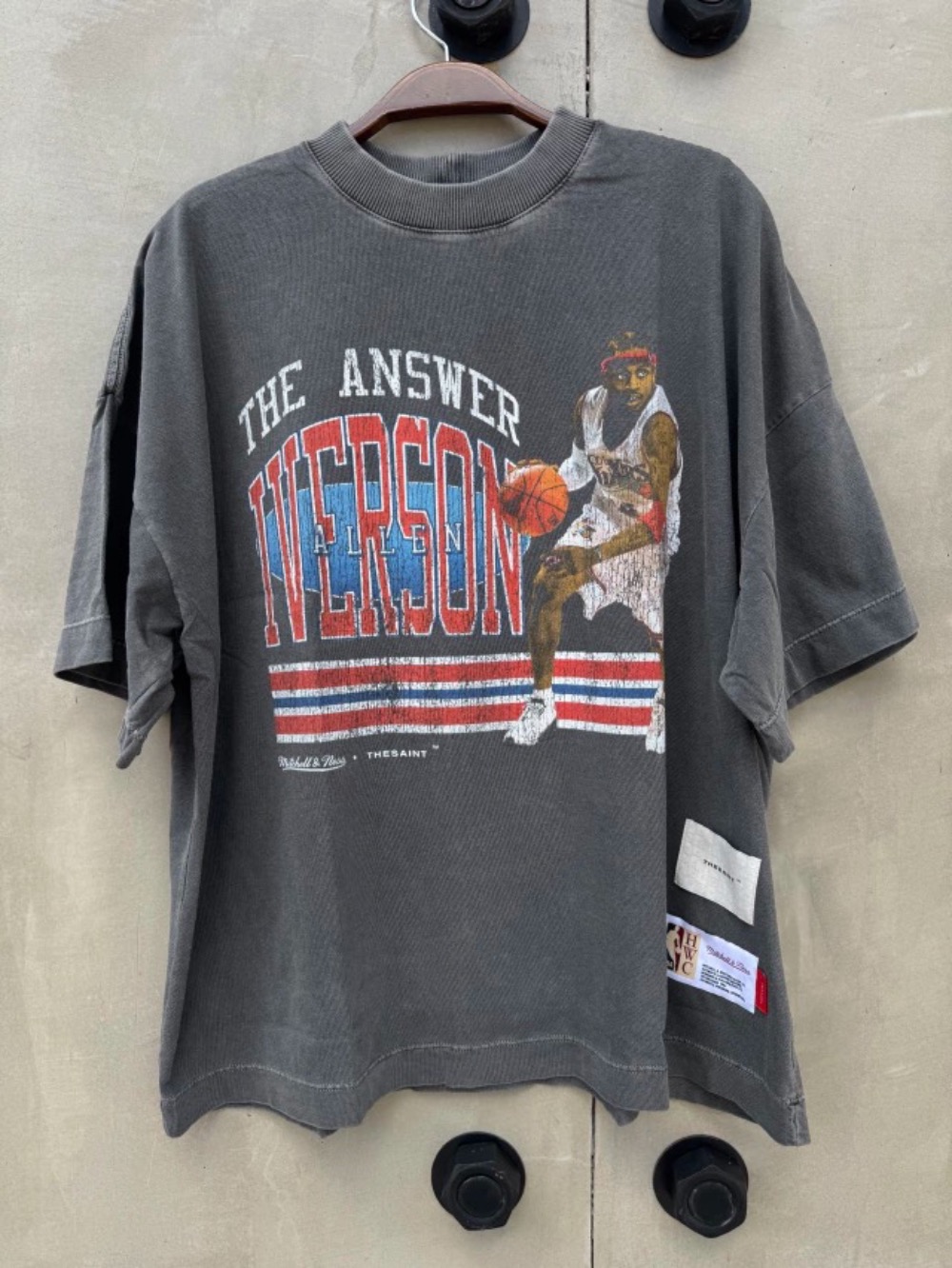 Mitchell & Ness x THE SAINT Camiseta Philadelphia 76ers Allen Iverson Black — M / G / XG, Novo