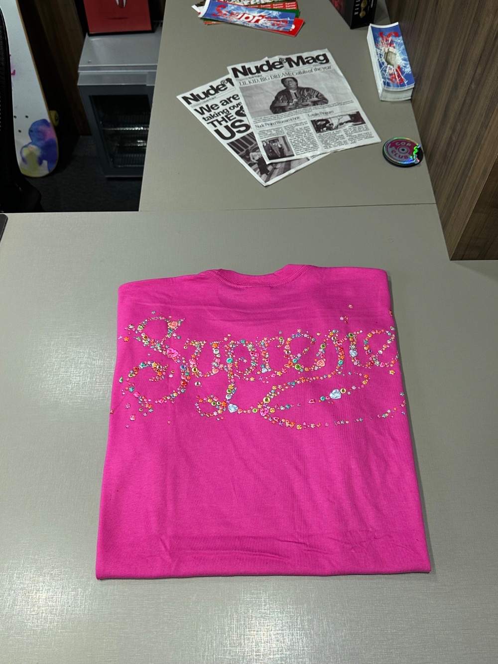 Camiseta Supreme Gems Fuchsia FW26-W1 — G, Novo