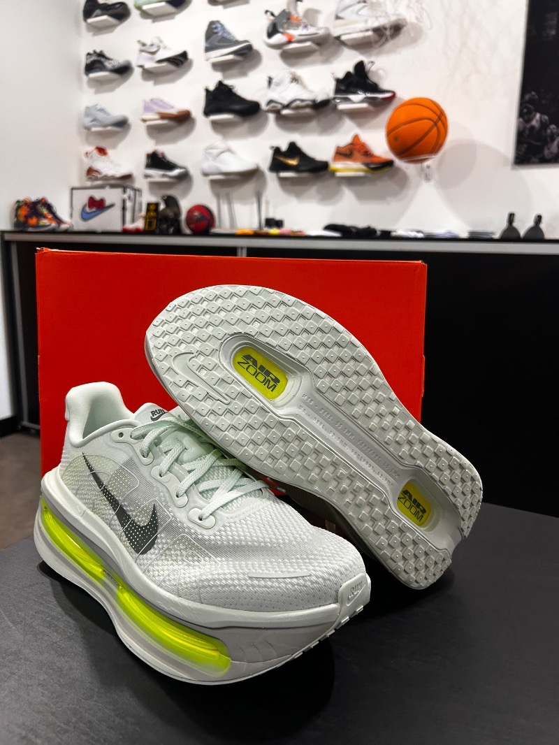 Foto 3 de Nike Vomero Premium Barely Volt — 41, Novo