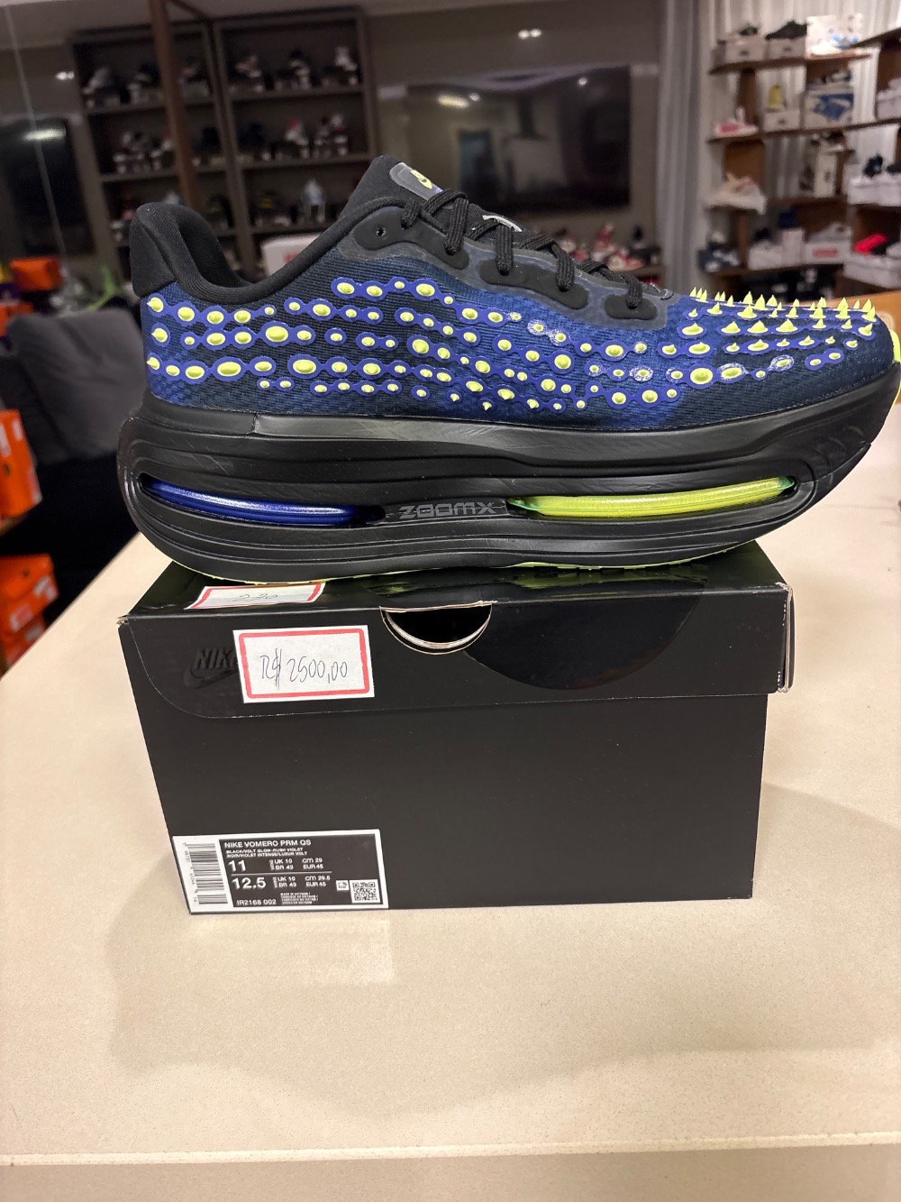 Nike Vomero Premium Rush Violet Volt Glow — 43, Novo