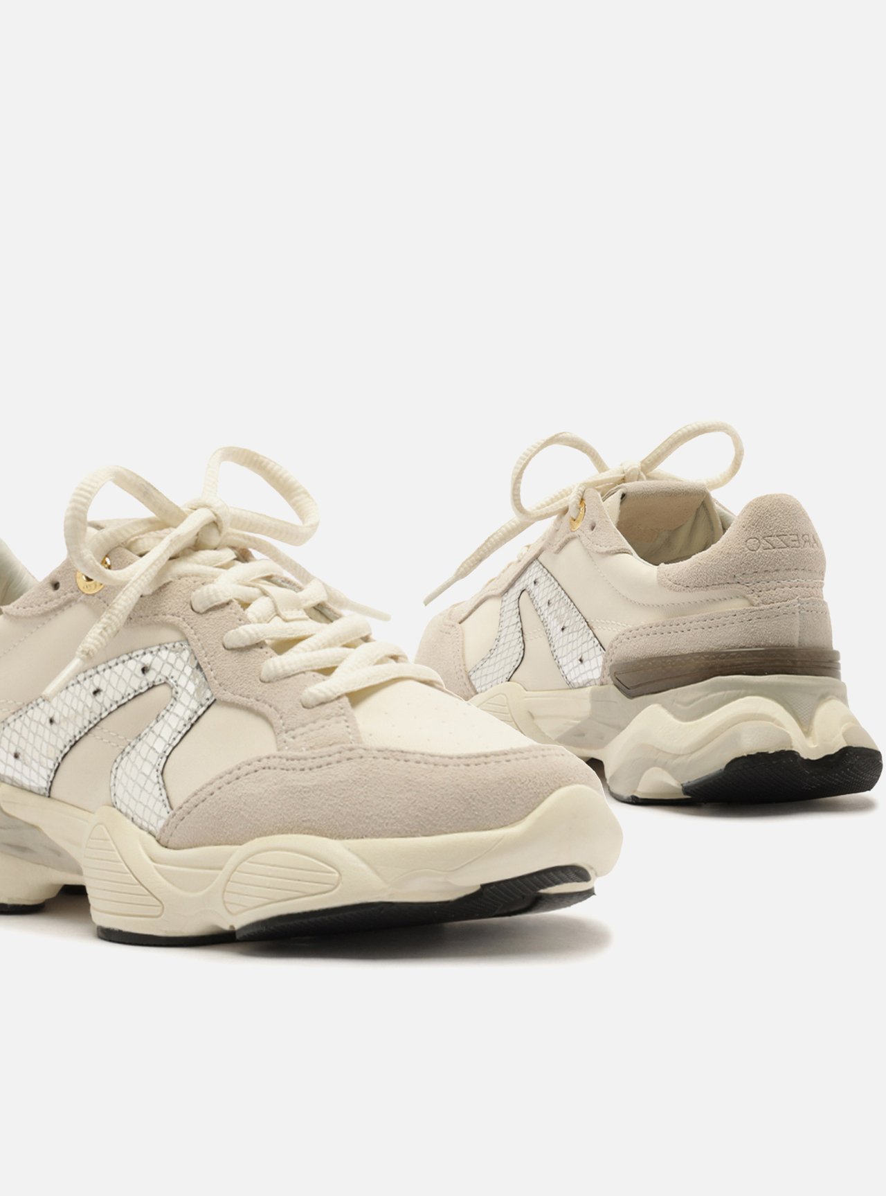 Foto 4 de Tênis Branco Solado Esportivo Suede Metais