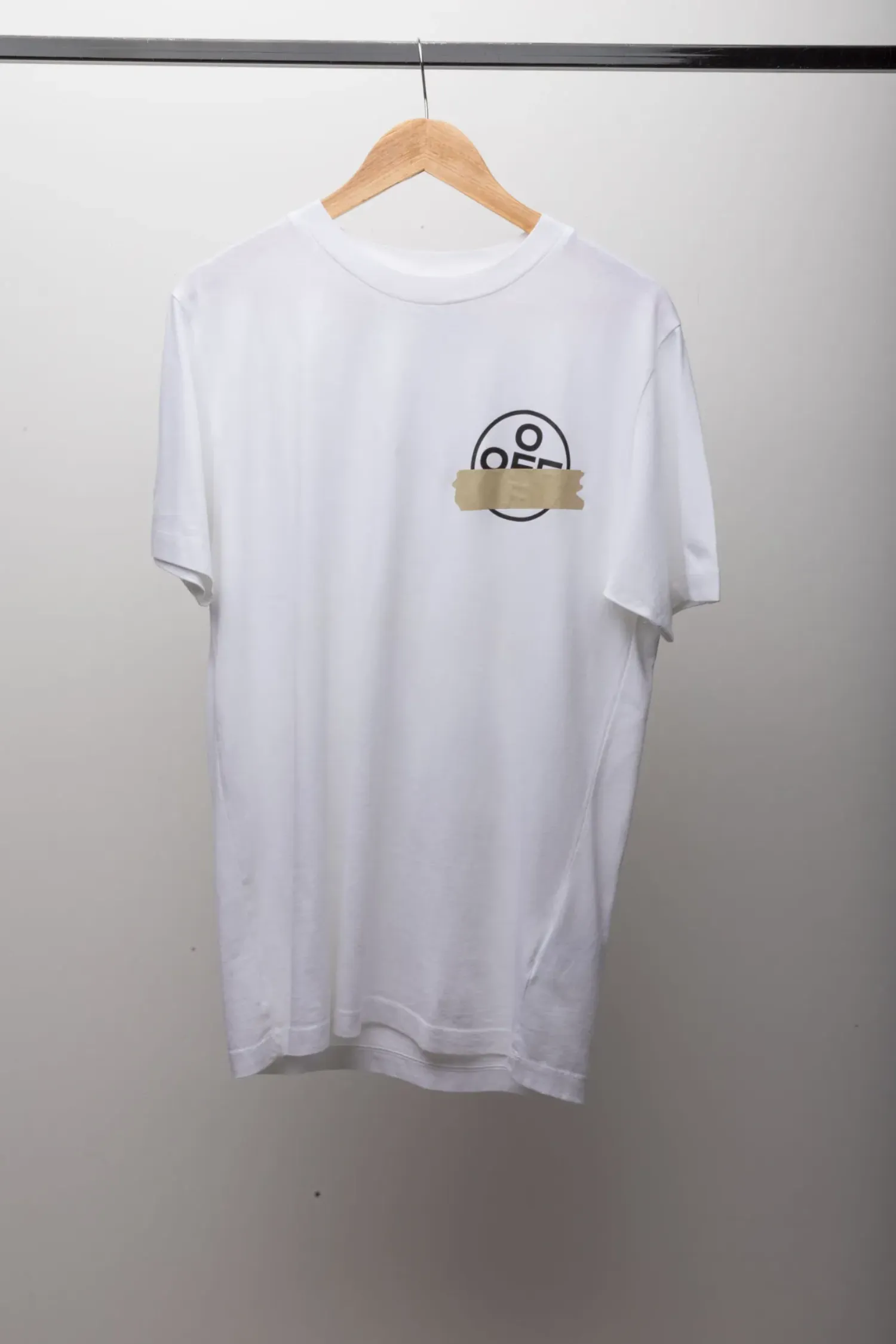 Camiseta Off-White Slim Fit Tape Arrows White Beige — M / G, Novo