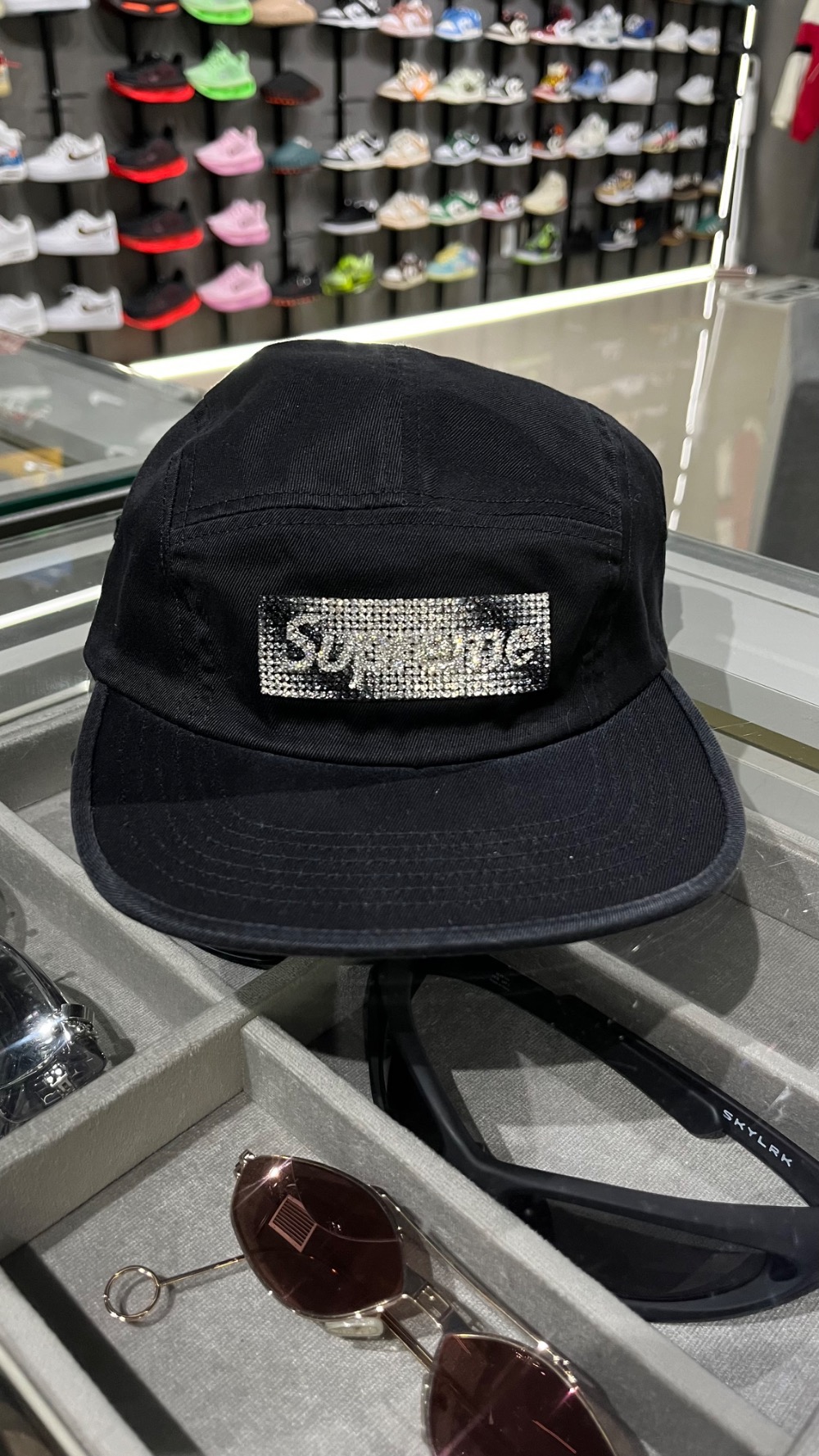 Boné Supreme Rhinestone Label Camp Black FW26-W5 — Único, Novo