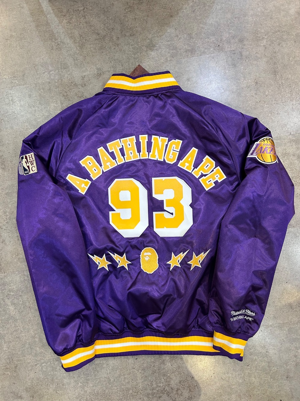BAPE x Mitchell & Ness Jaqueta Satin Los Angeles Lakers Purple — G, Novo