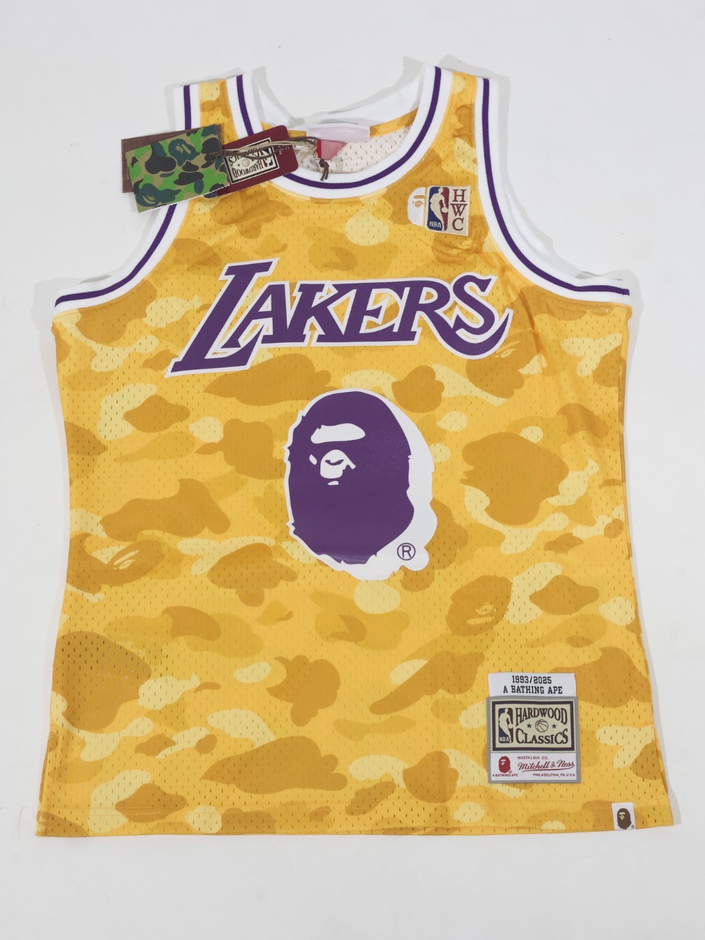 Mitchell & Ness x BAPE Regata Swingman Jersey Los Angeles Lakers Yellow — M / XG, Novo