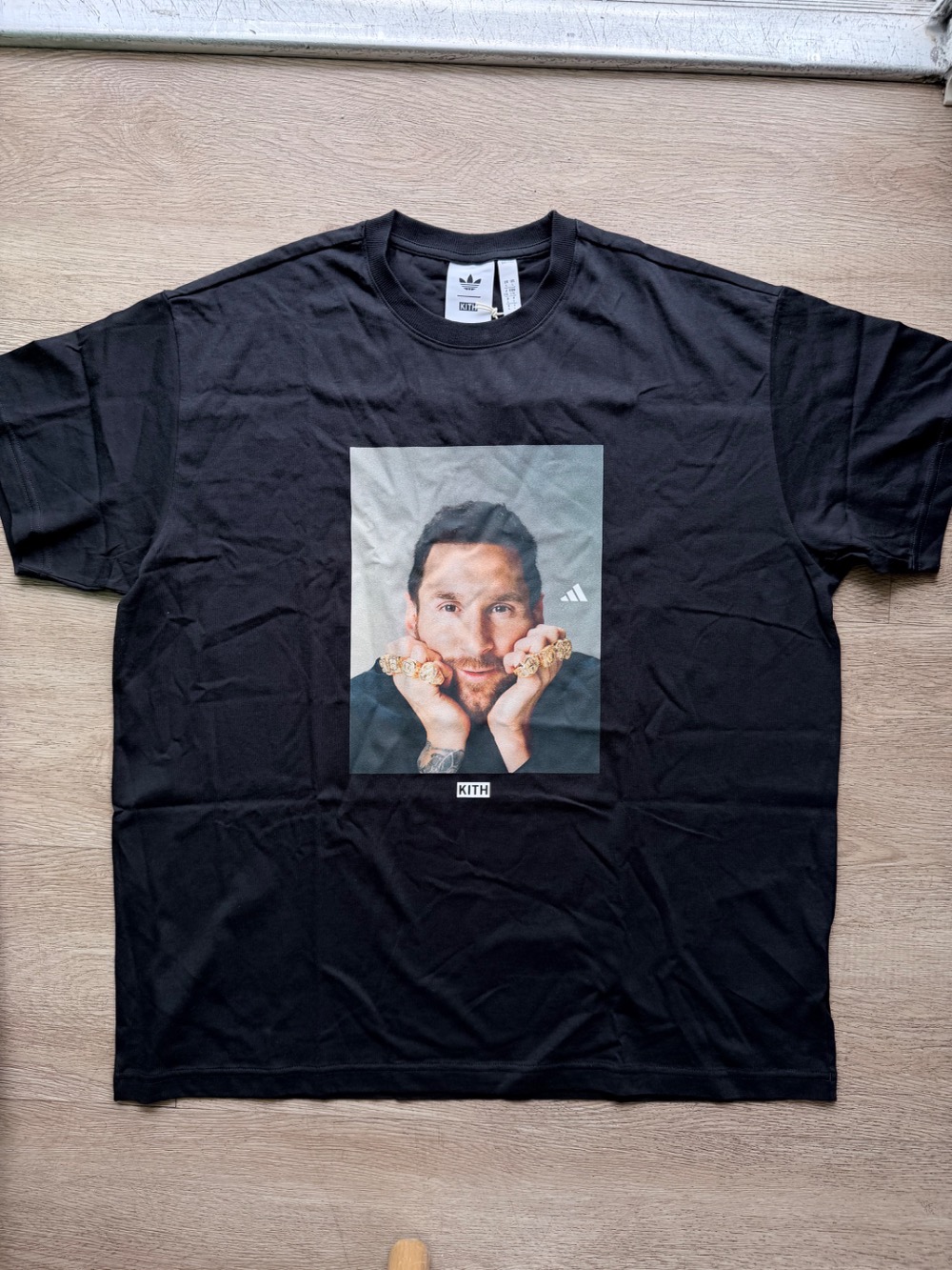 Messi x adidas x Kith Camiseta Football Graphic Black — P, Novo