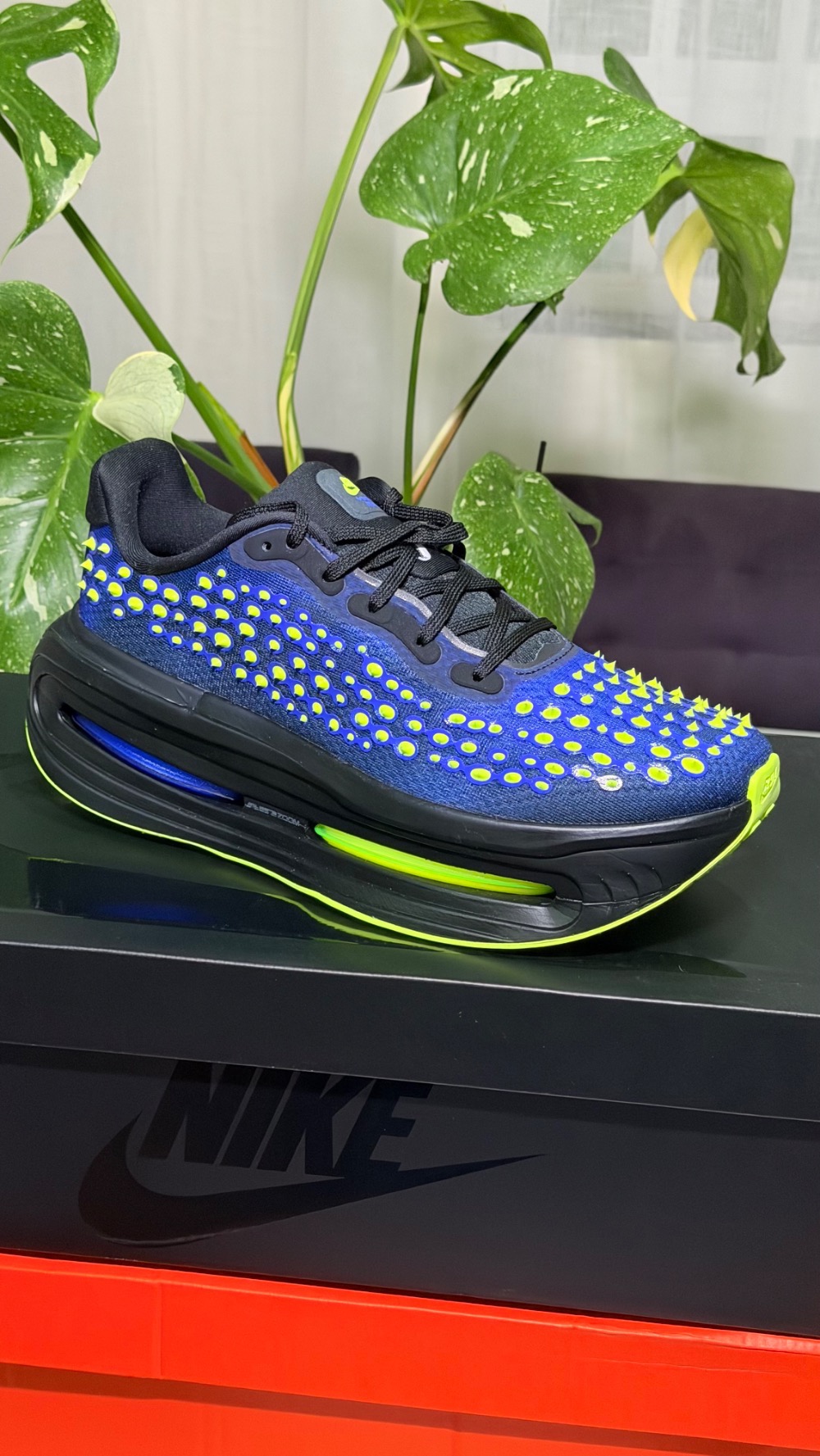 Nike Vomero Premium Rush Violet Volt Glow — 43, Novo