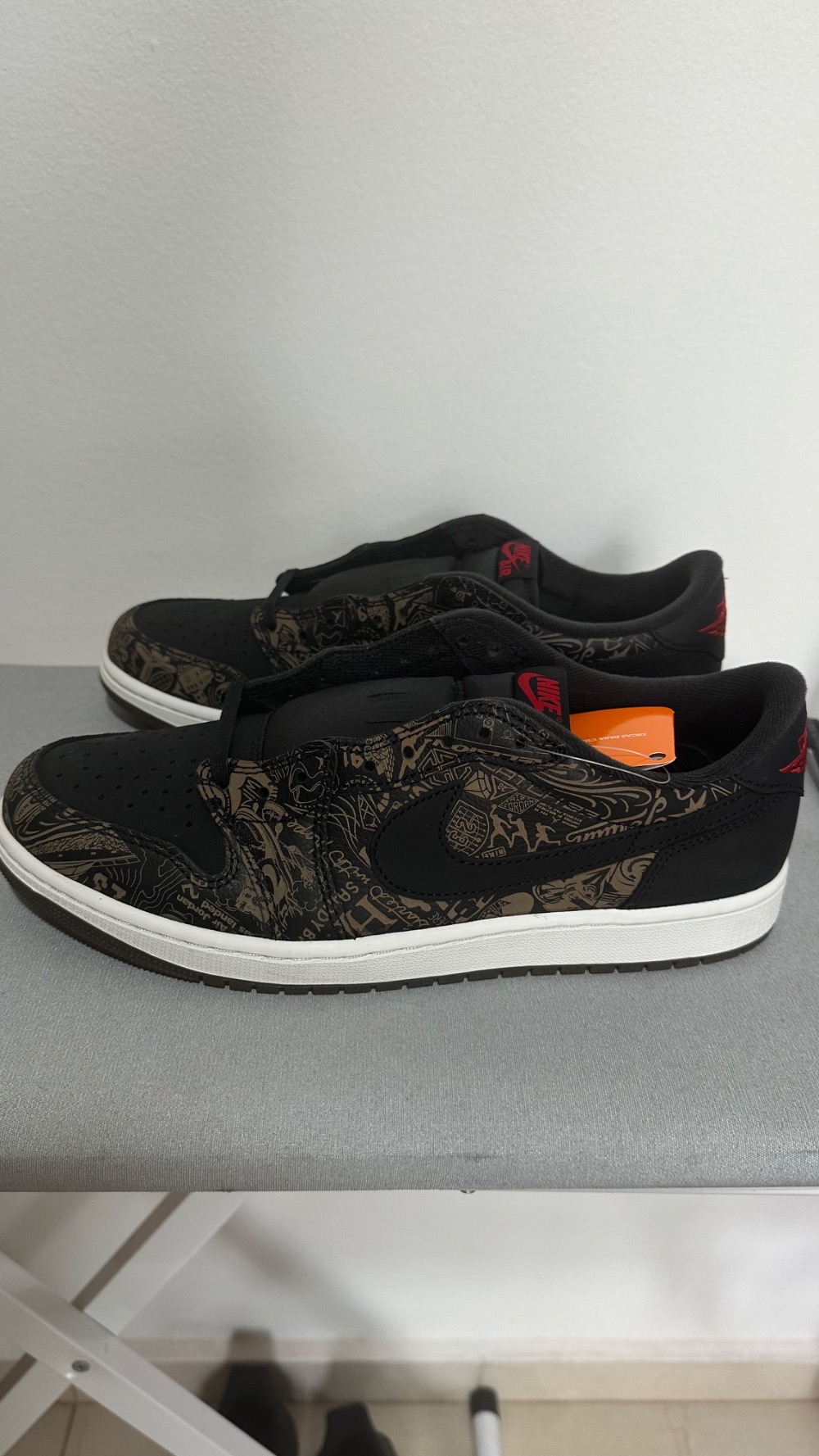 Air Jordan 1 Low OG Laser Black Varsity Red — 43, Novo