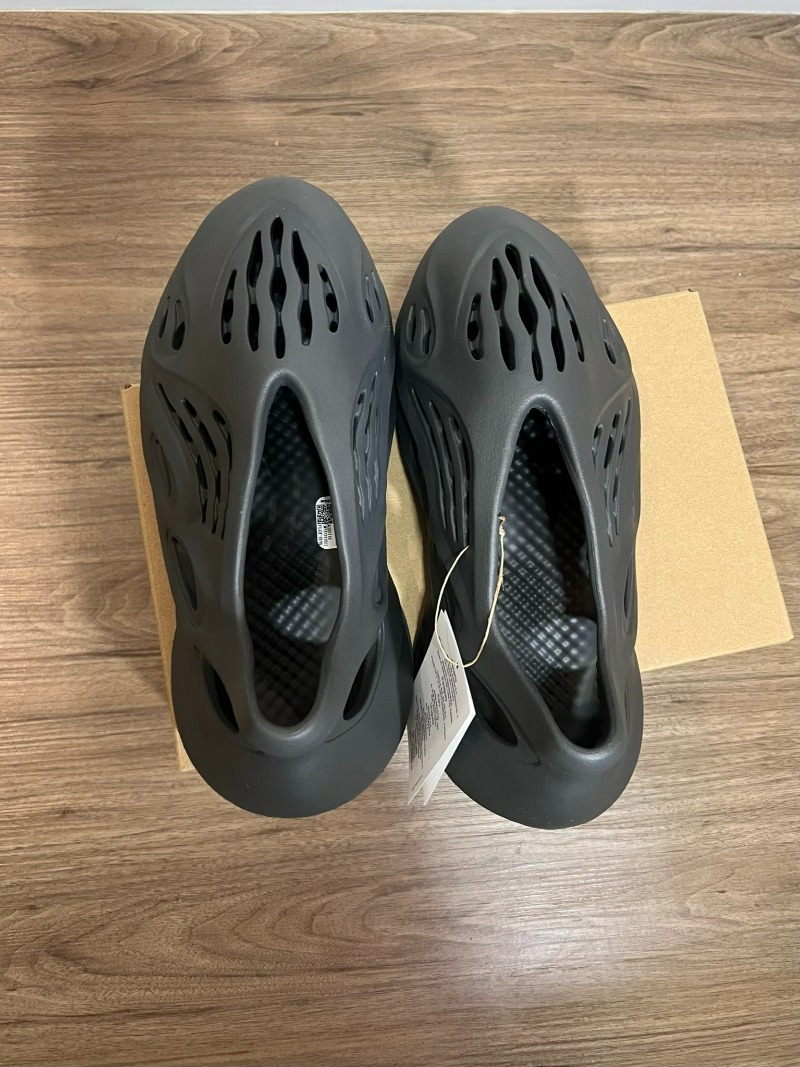 Foto 5 de Yeezy Foam Runner Carbon — 40 / 41 / 40/1, Novo