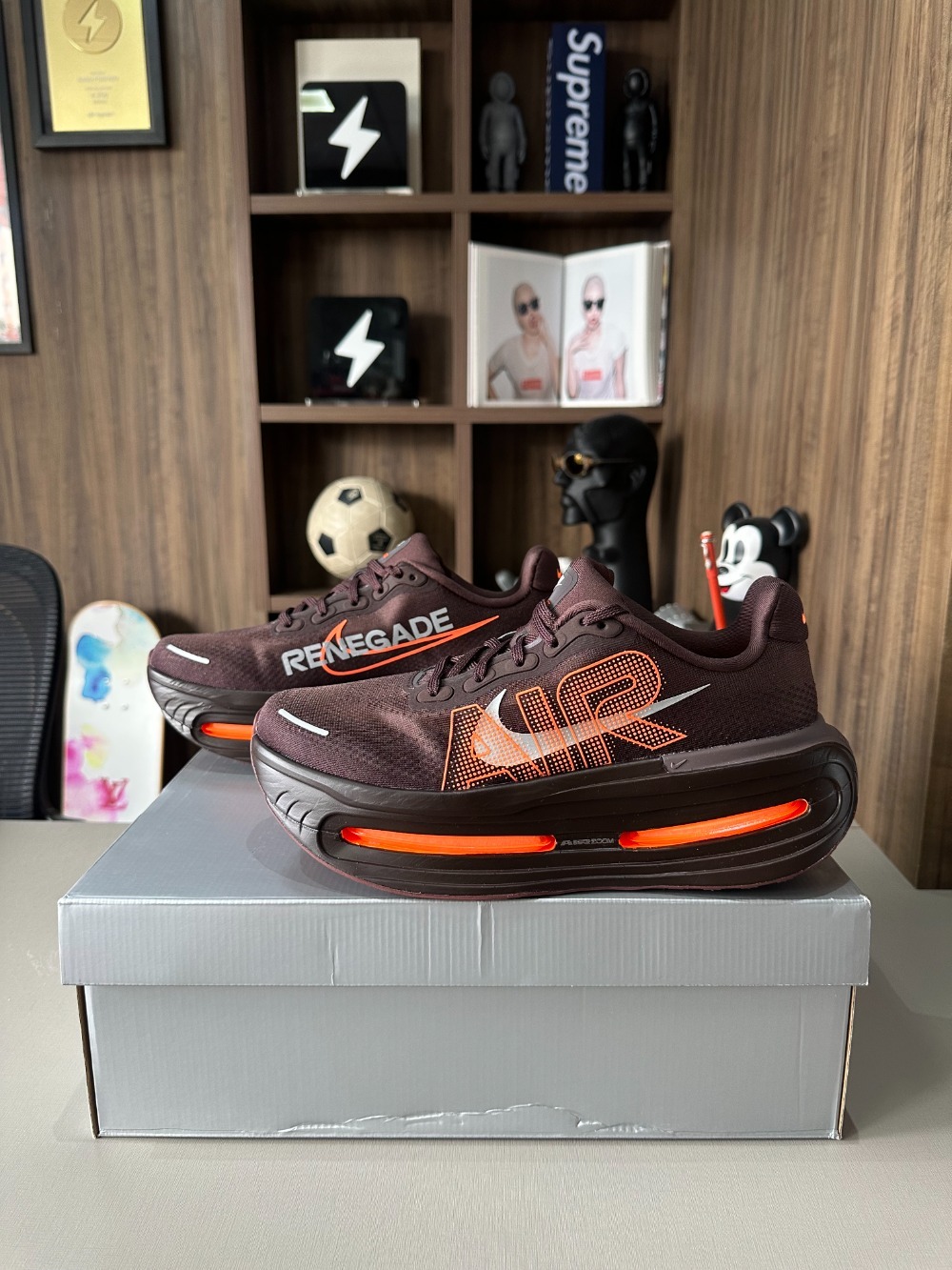 Renegade x Nike Vomero Premium Brown Basalt Total Orange — 42.5, Novo