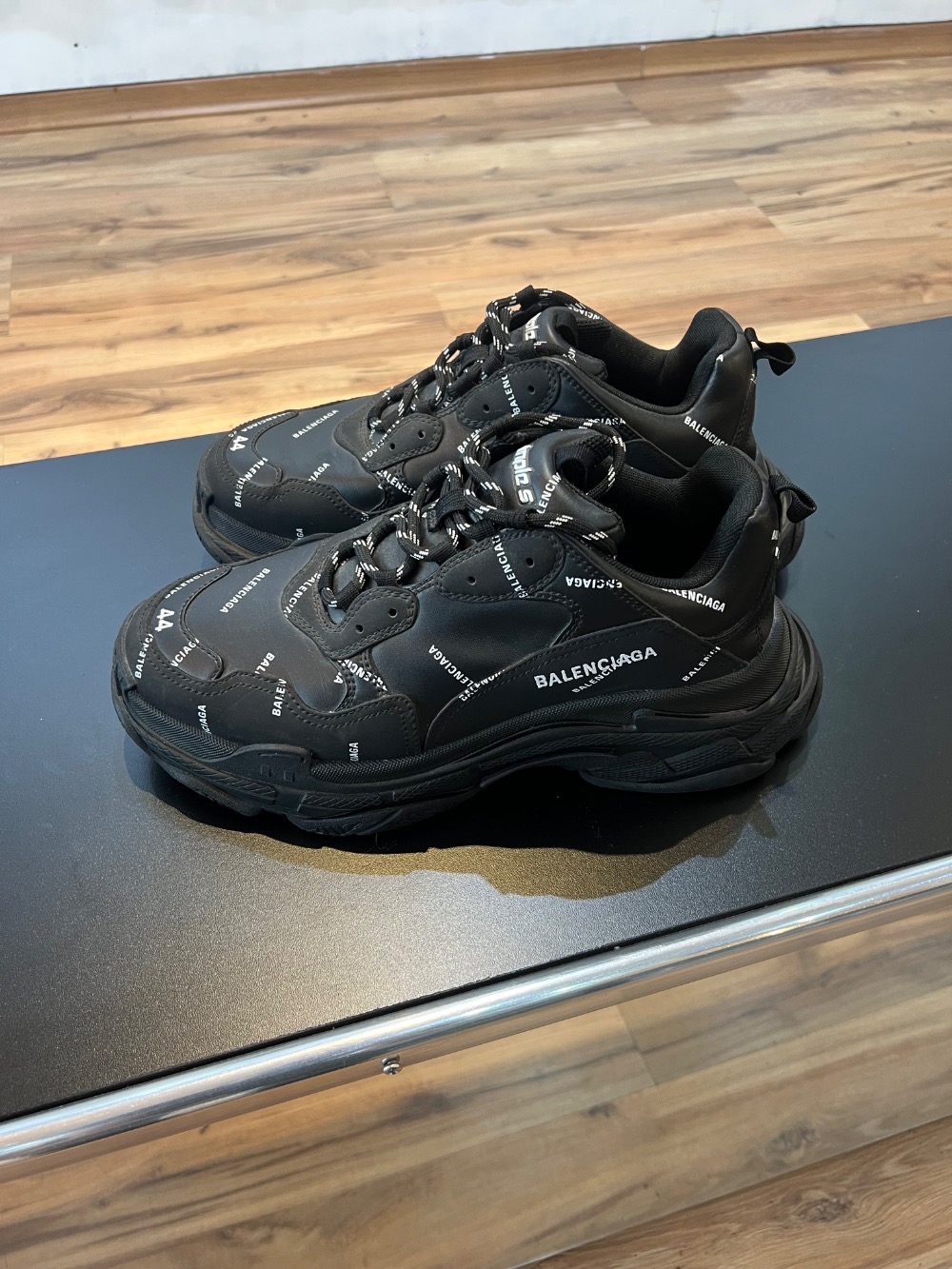 Balenciaga Triple S Logo Print Black White — 42, Usado