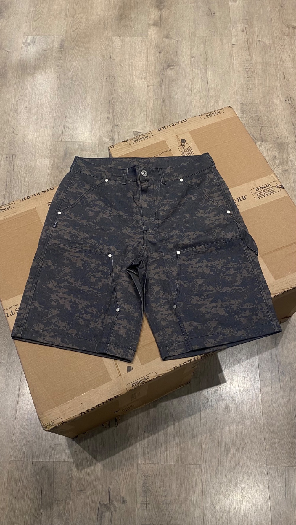 Bermuda Disturb Camo Short Black — P / M / G / XG, Novo