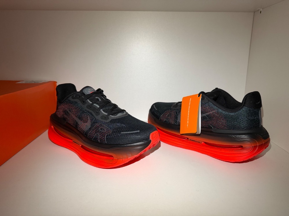 Nike Vomero Premium Black Bright Crimson — 42, Novo