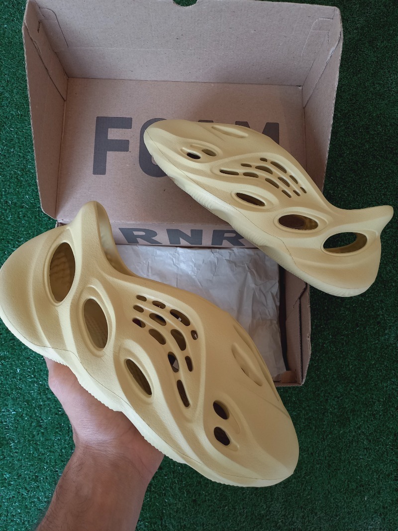 Foto 2 de Yeezy Foam Runner Sulfur — 40 / 40.5 / 41, Usado