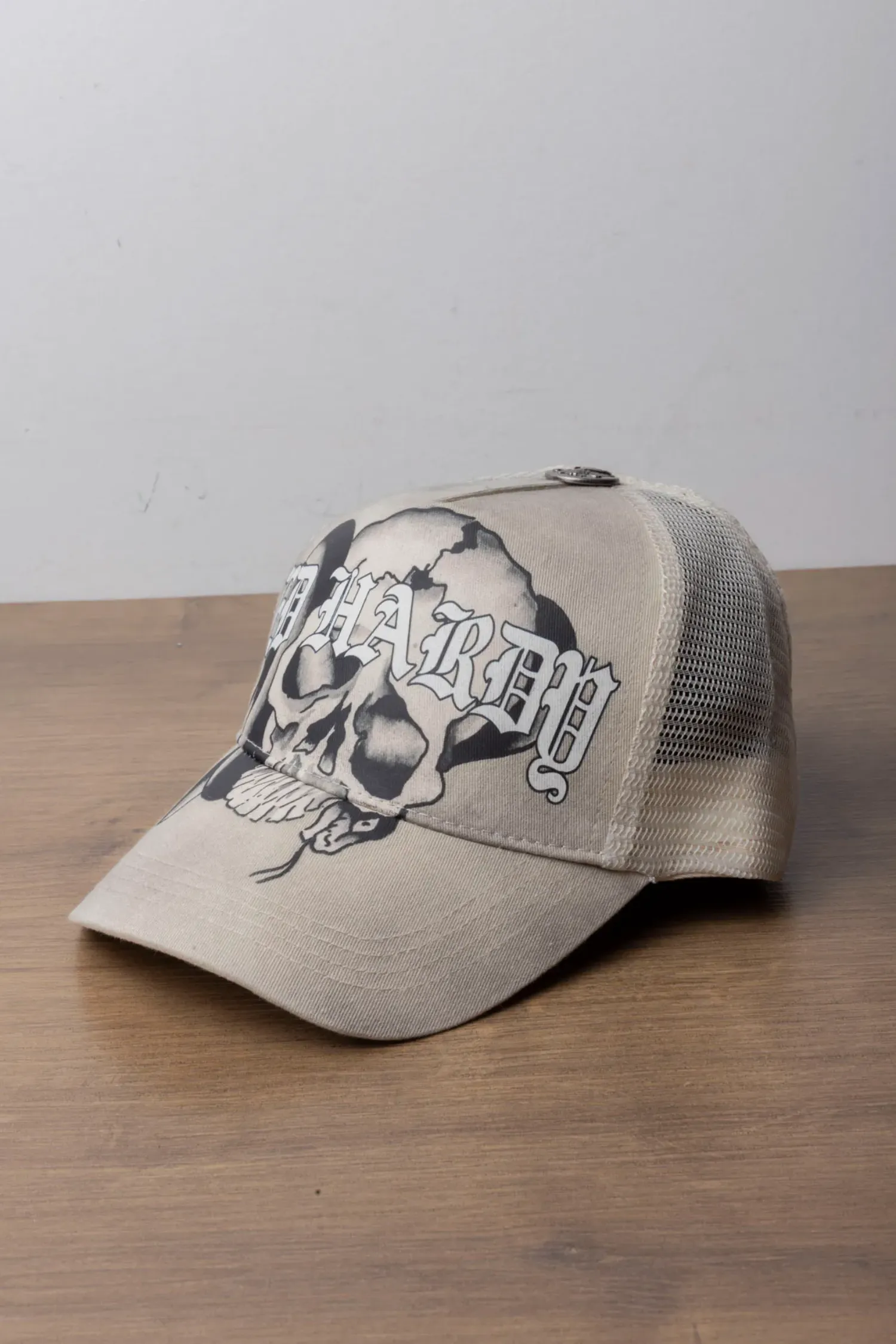 Boné Ed Hardy Gothic Skull Graphic 5 Panel Trucker Ecru — Único, Novo
