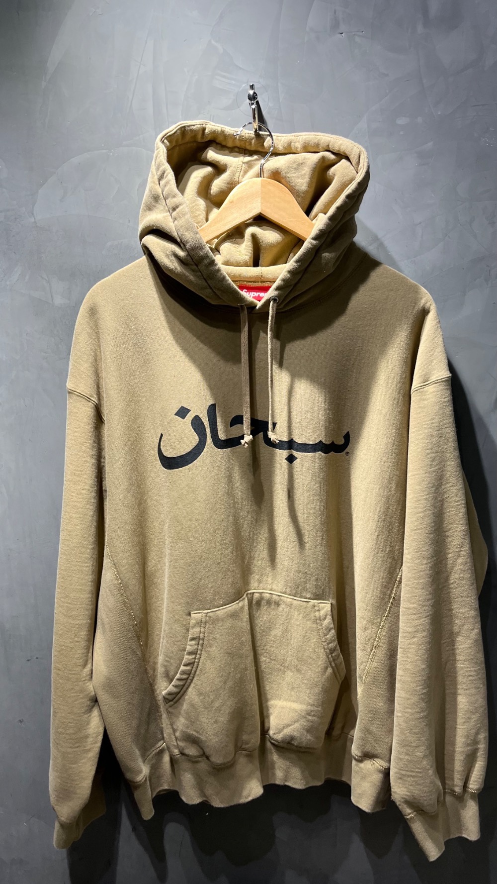 Moletom Supreme Arabic Logo Hooded Light Tan SS26-W12 — G, Novo