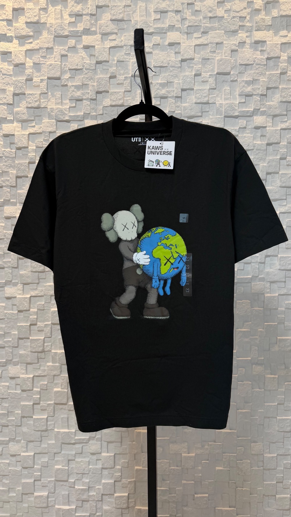 KAWS x Uniqlo Camiseta Universe UT Graphic Gray — G, Novo