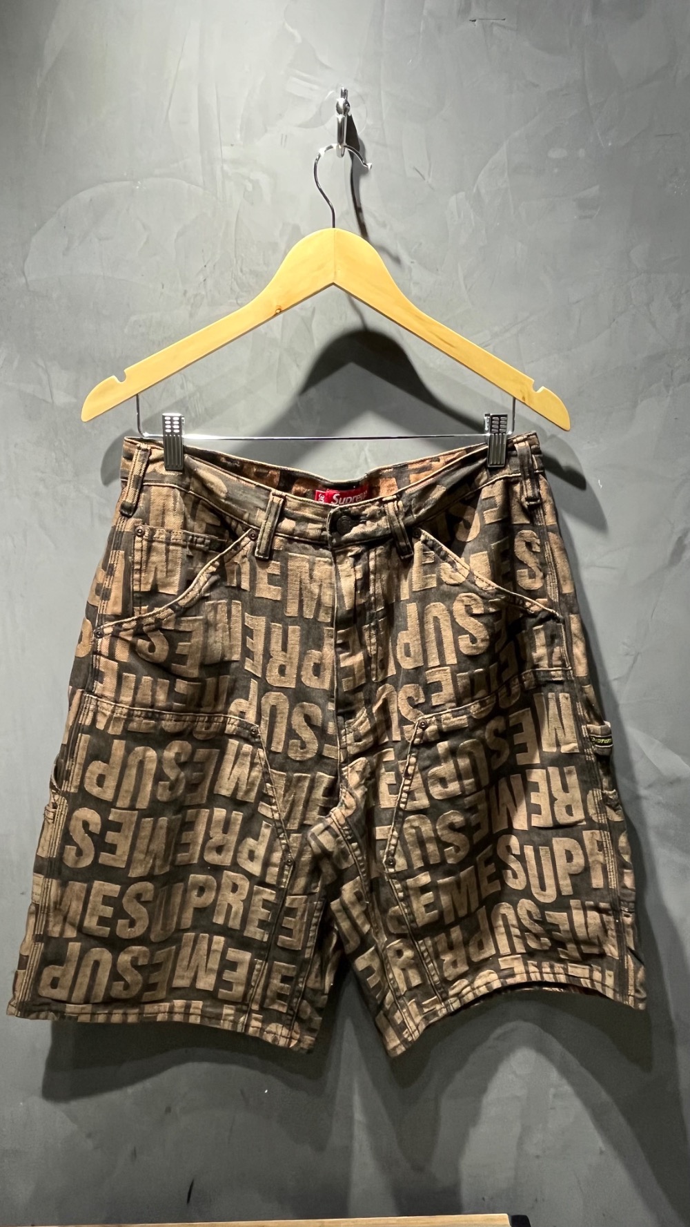 Shorts Supreme Repeat Jacquard Double Knee Denim Dark Brown SS26-W12 — 40 / 42, Novo
