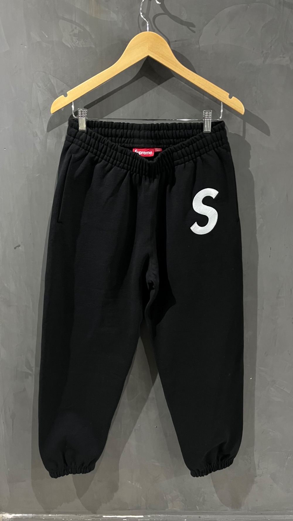 Calça Supreme S Logo Black FW25-W11 — P, Novo