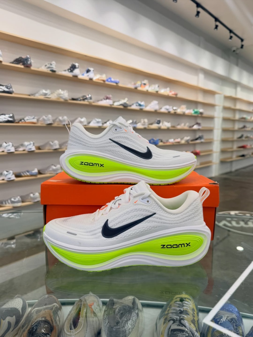 Nike Vomero Plus White Volt Barely Black — 37 / 38 / 39 / 40 / 41 / 42, Novo
