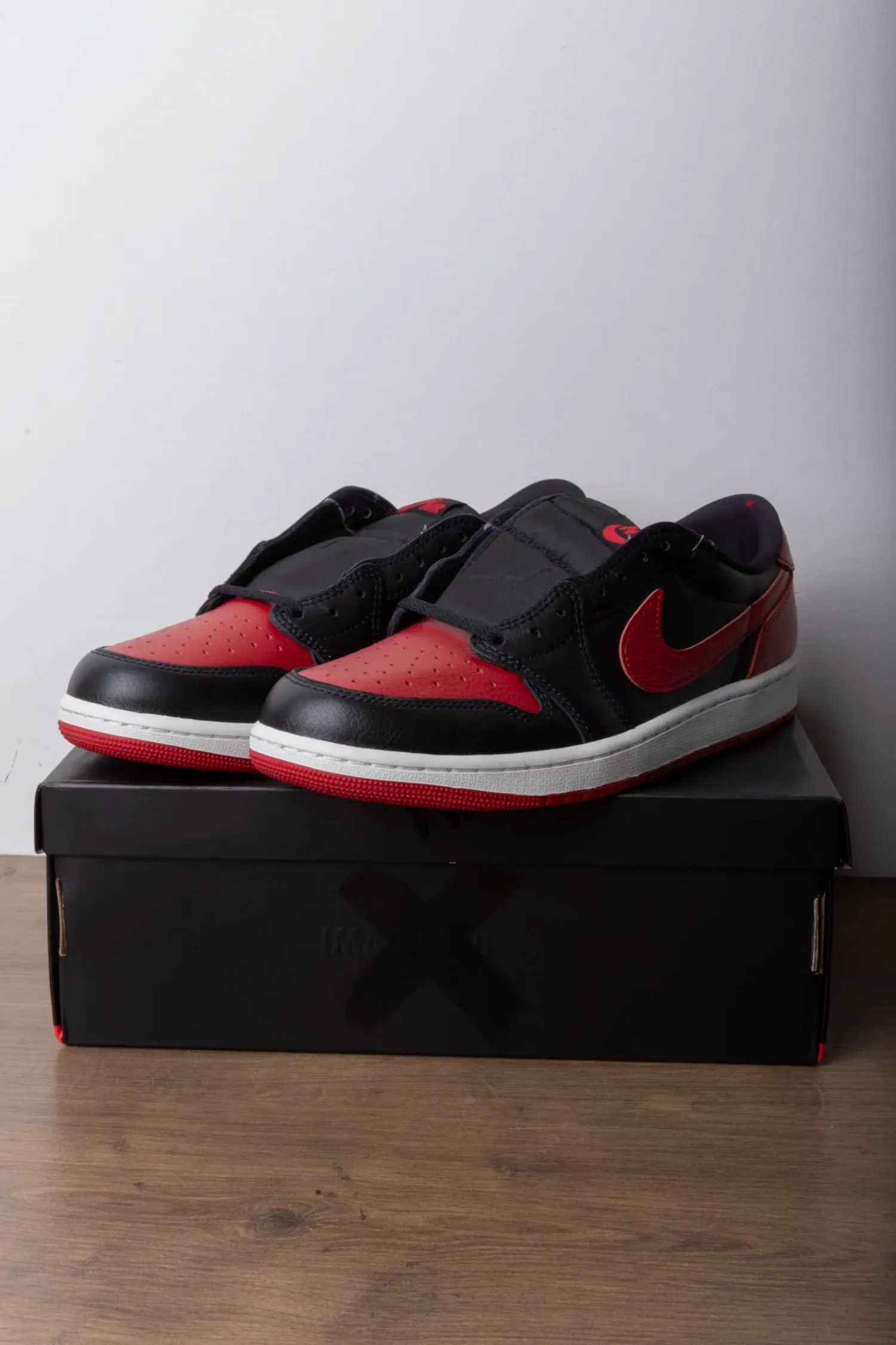 Air Jordan 1 Retro Low OG Banned Black Varsity Red — 42, Novo