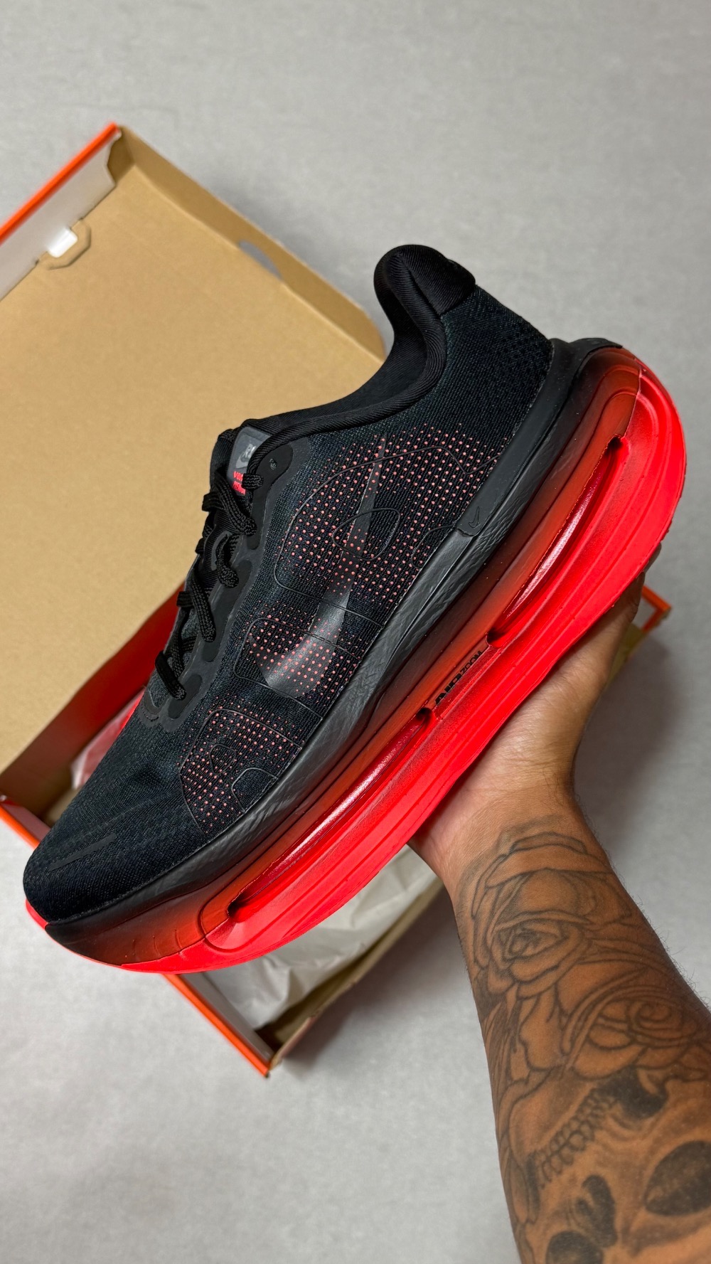 Nike Vomero Premium Black Bright Crimson — 43.5, Novo