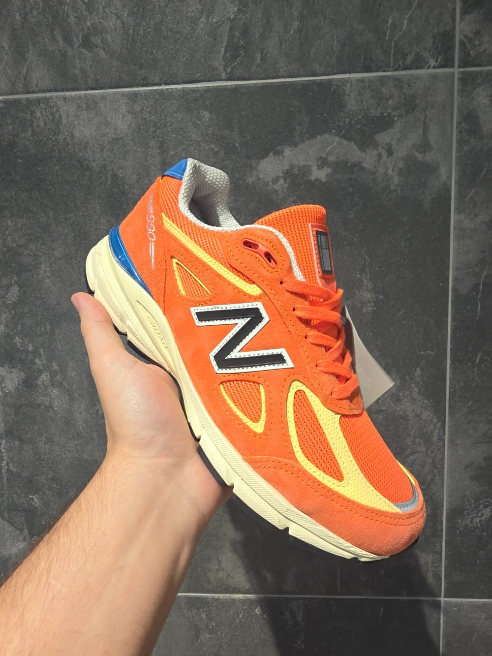 New Balance 990v4 MiUSA Urgent Red Maize — 38 / 39 / 40 / 41 / 42 / 43, Novo