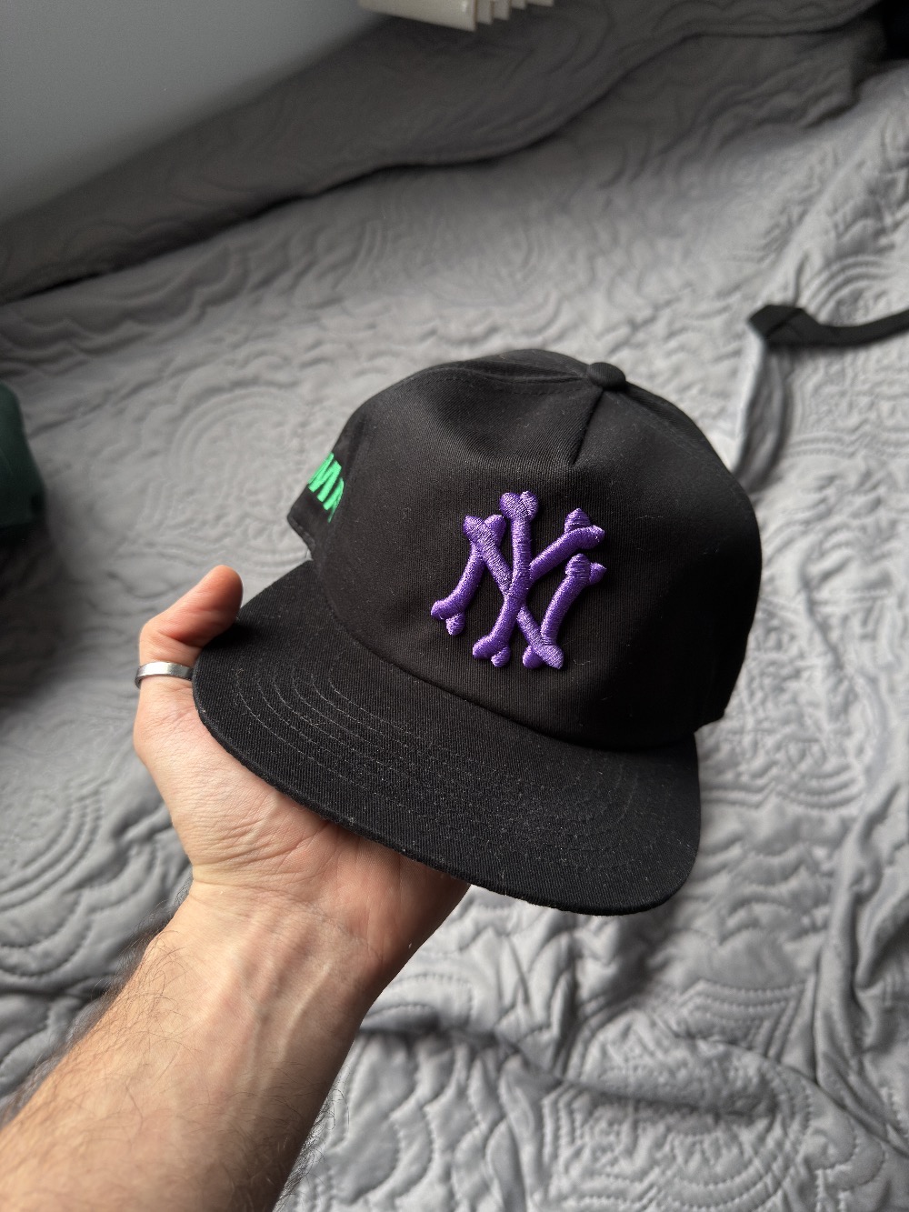 Boné oMA Studios Ny Bones Midnight Black Purple Green — Único, Novo