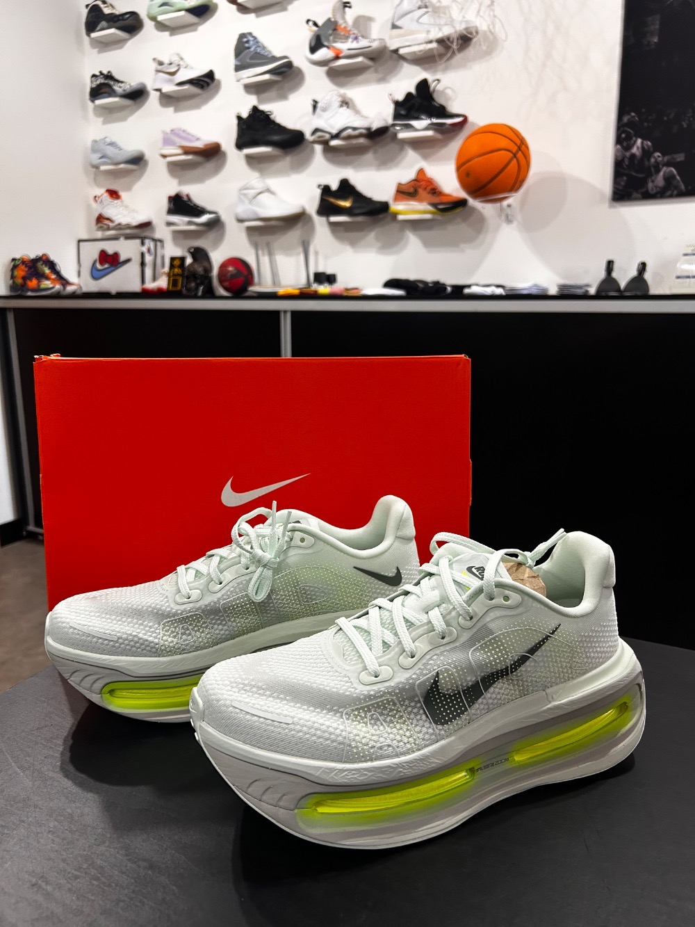 Nike Vomero Premium Barely Volt — 41, Novo