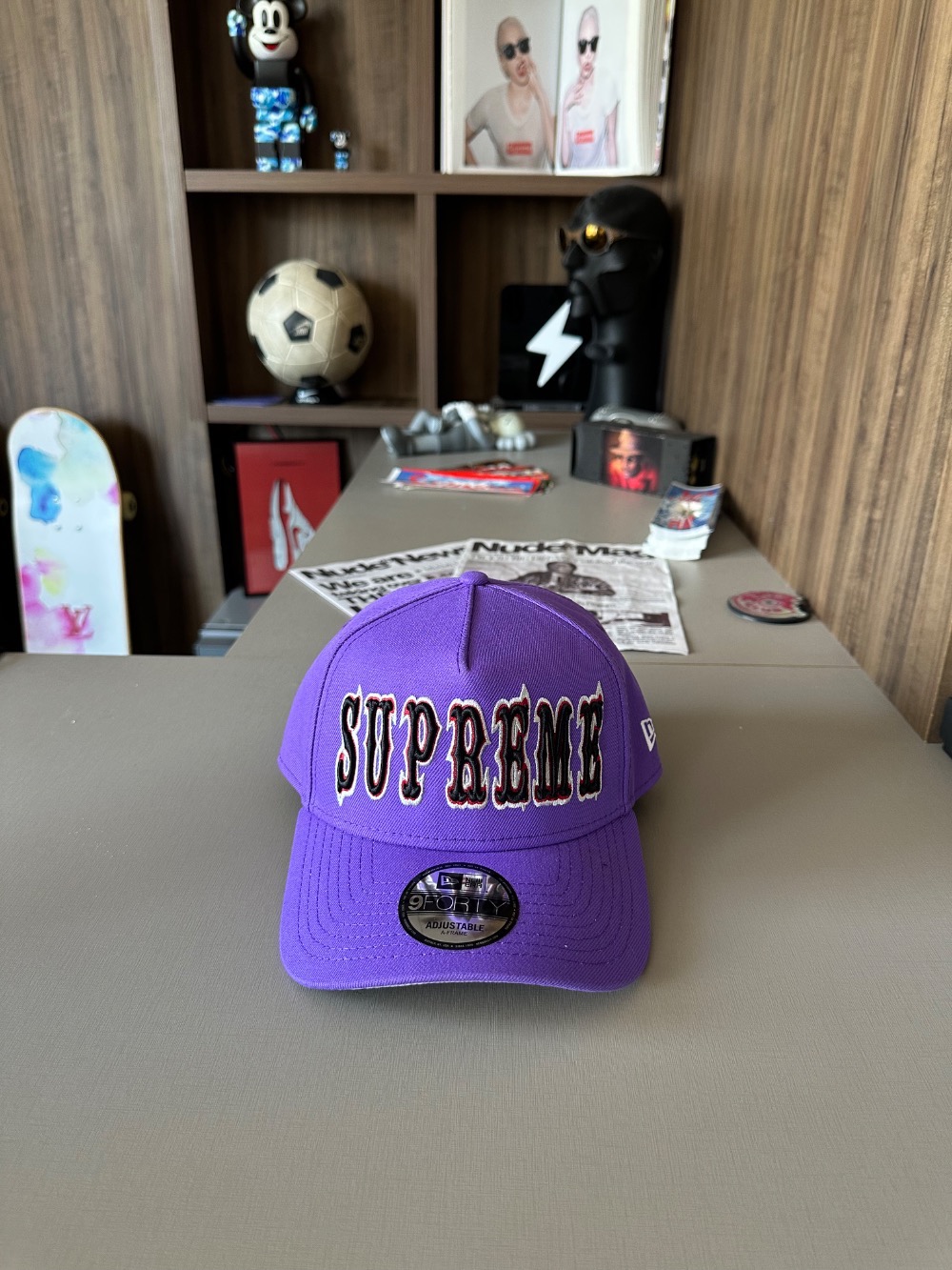 New Era x Supreme Boné Gothic Outline Adjustable Purple SS26-W15 — Único, Novo