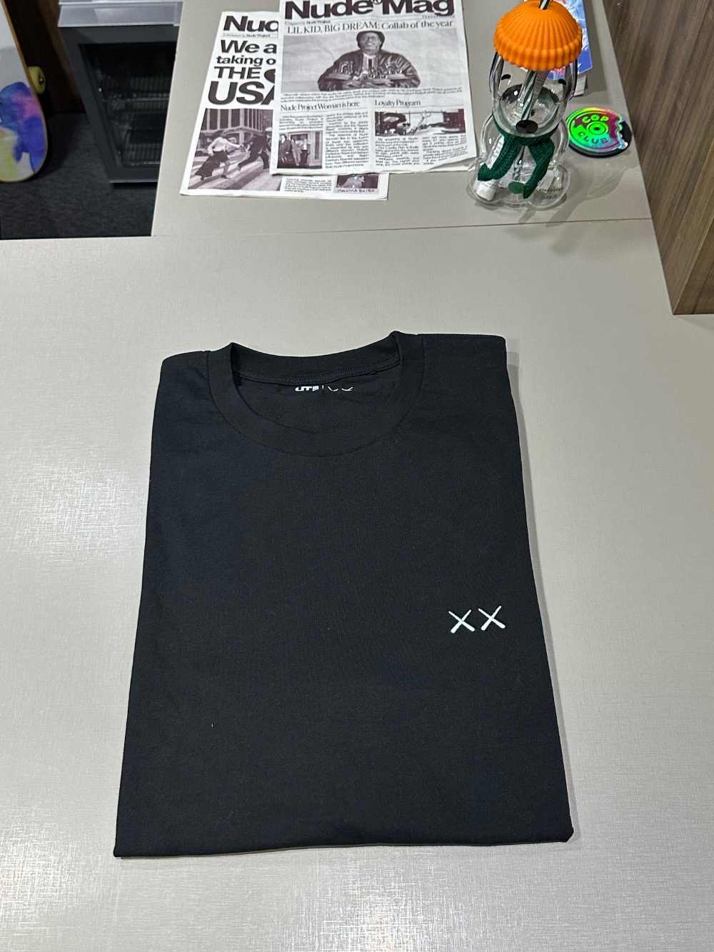 KAWS x Uniqlo Camiseta Universe UT Moon Black — XG, Novo