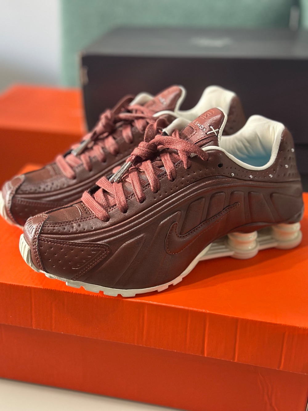 Nike Shox R4 Dark Pony Soft Pearl — 37, Novo