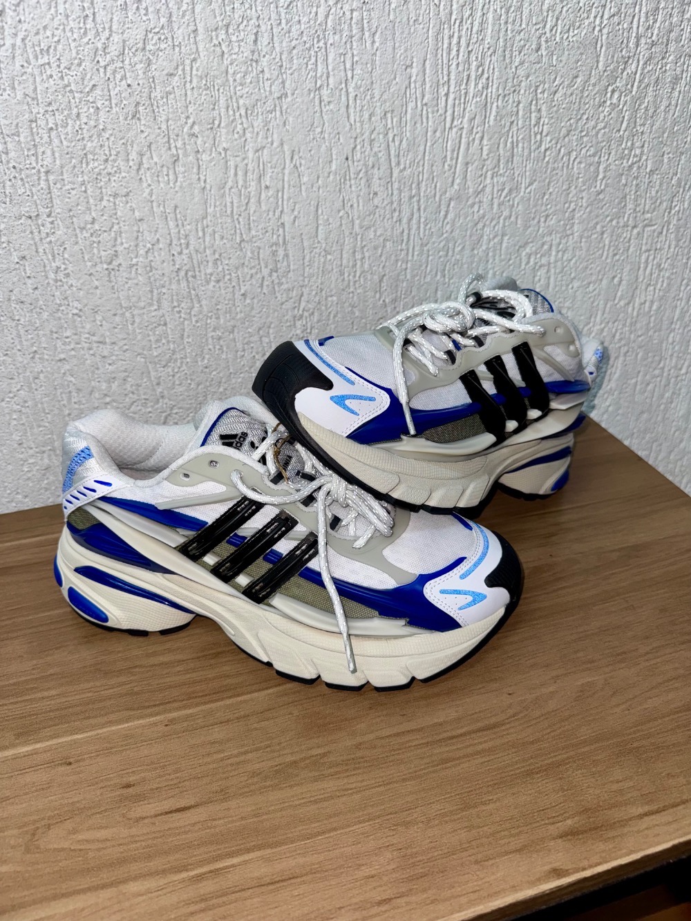 Pharrell Williams x adidas Adistar Jellyfish Focus Olive Core Black Royal — 43, Novo