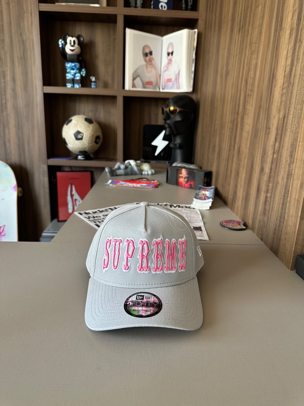 New Era x Supreme Boné Gothic Outline Adjustable Grey SS26-W15 — Único, Novo